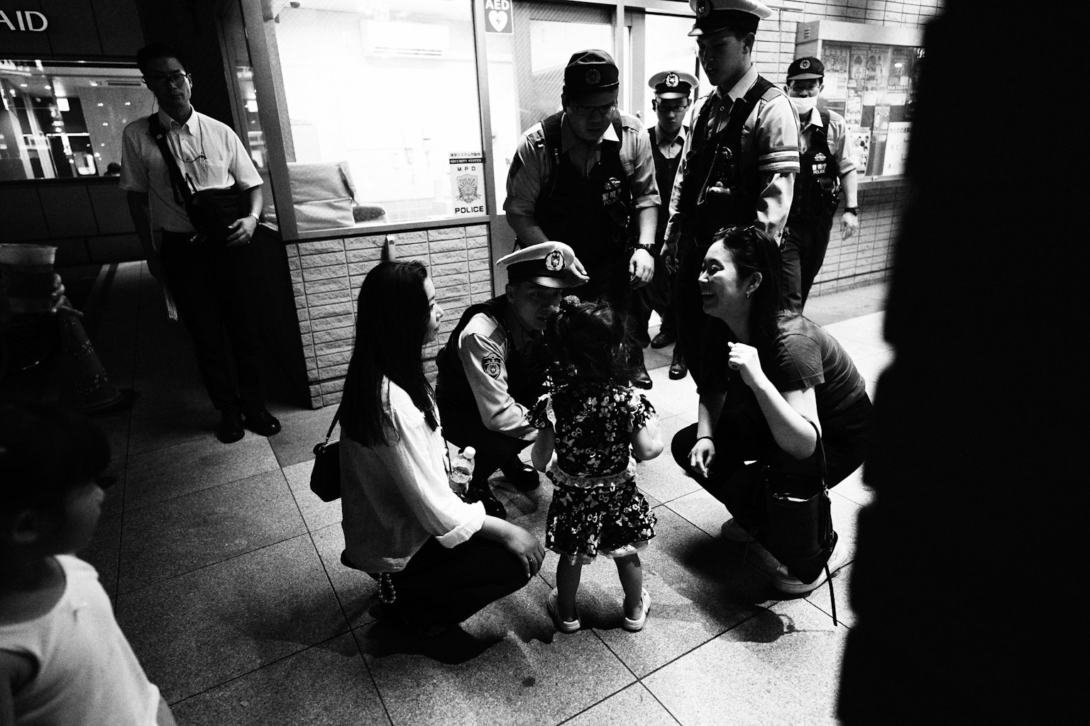 Adegan interaksi polisi dengan anak dikelilingi orang dewasa