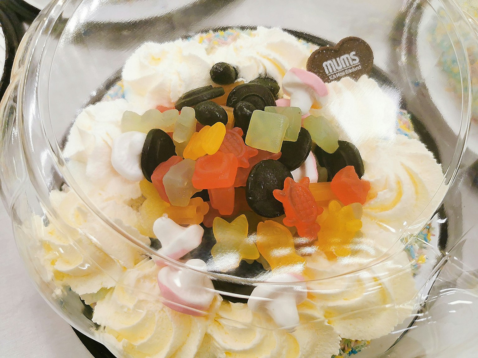 Image d'un gâteau à la crème garni de bonbons colorés