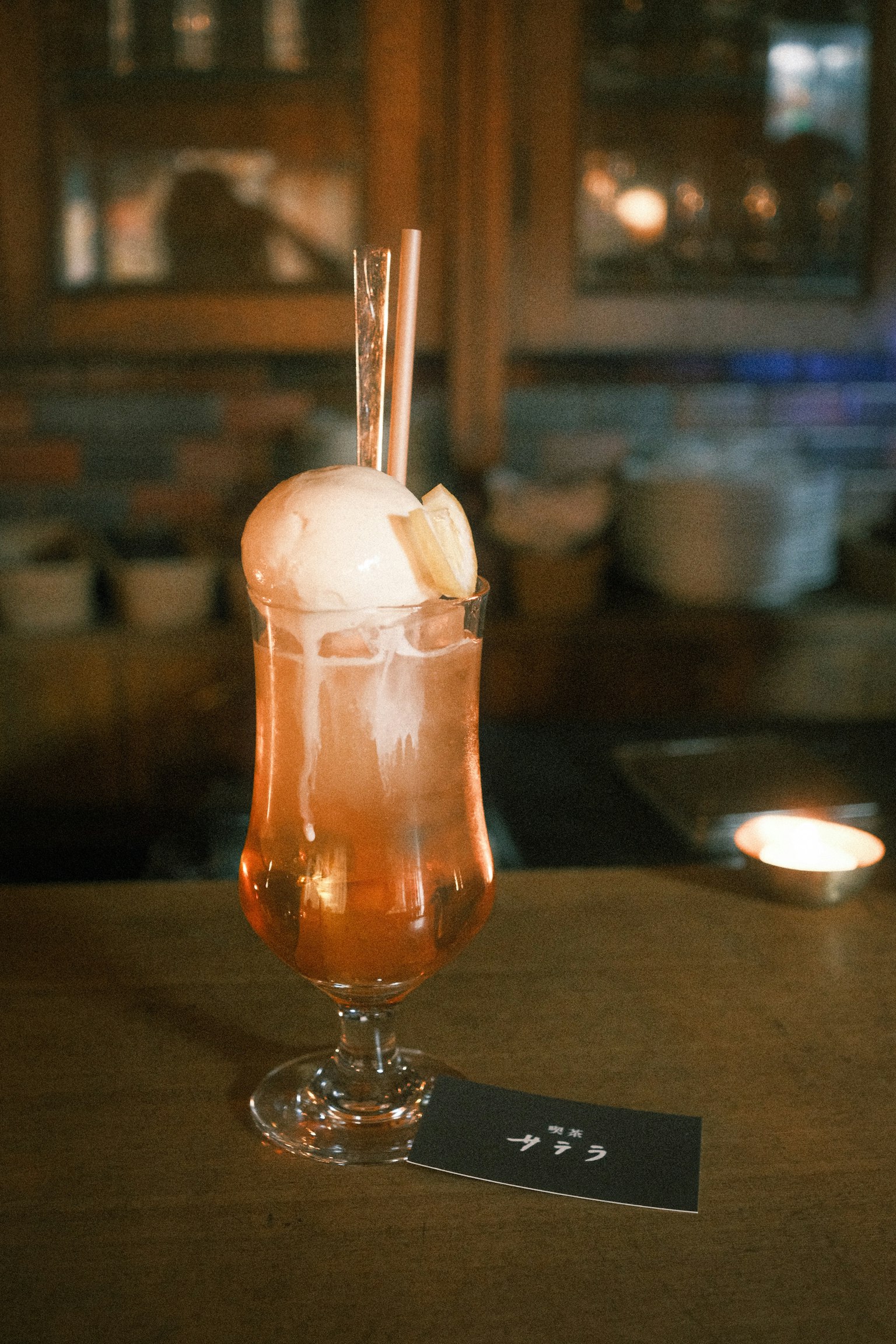 Ly cocktail có kem và hai ống hút