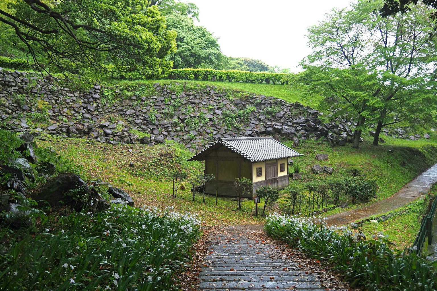 Una pequeña estructura similar a una casa de té rodeada de vegetación exuberante