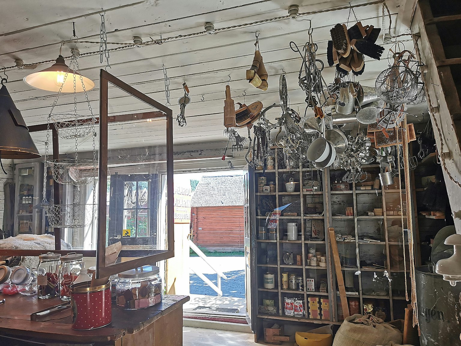 ภายในร้านที่มีรองเท้าและของตกแต่งแขวนอยู่