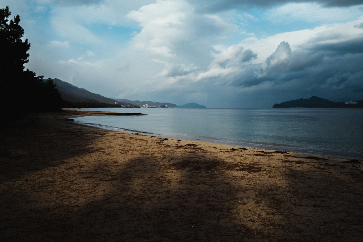 Spiaggia serena con nuvole scure sopra