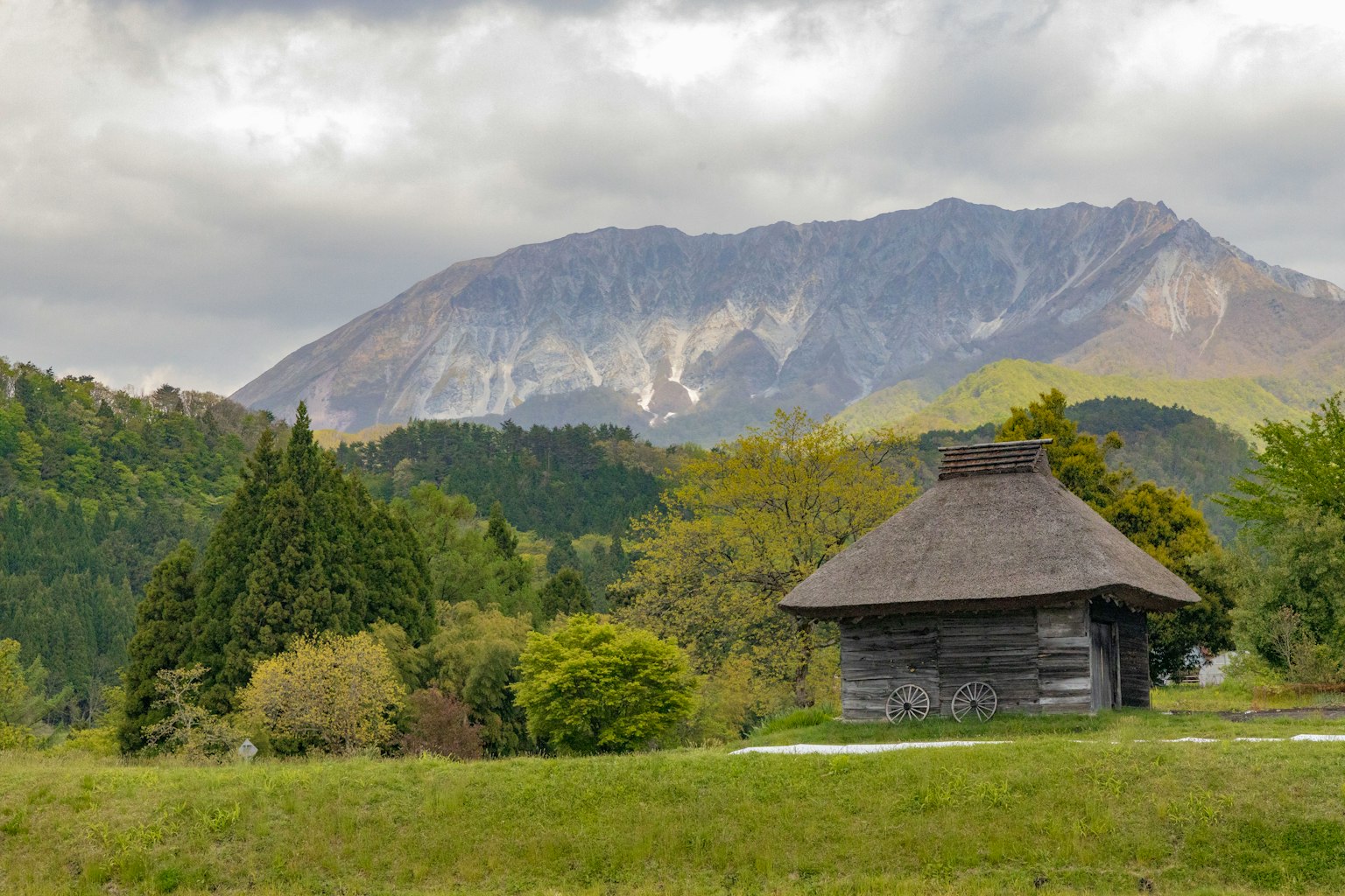 被山脈和綠地環繞的傳統木屋