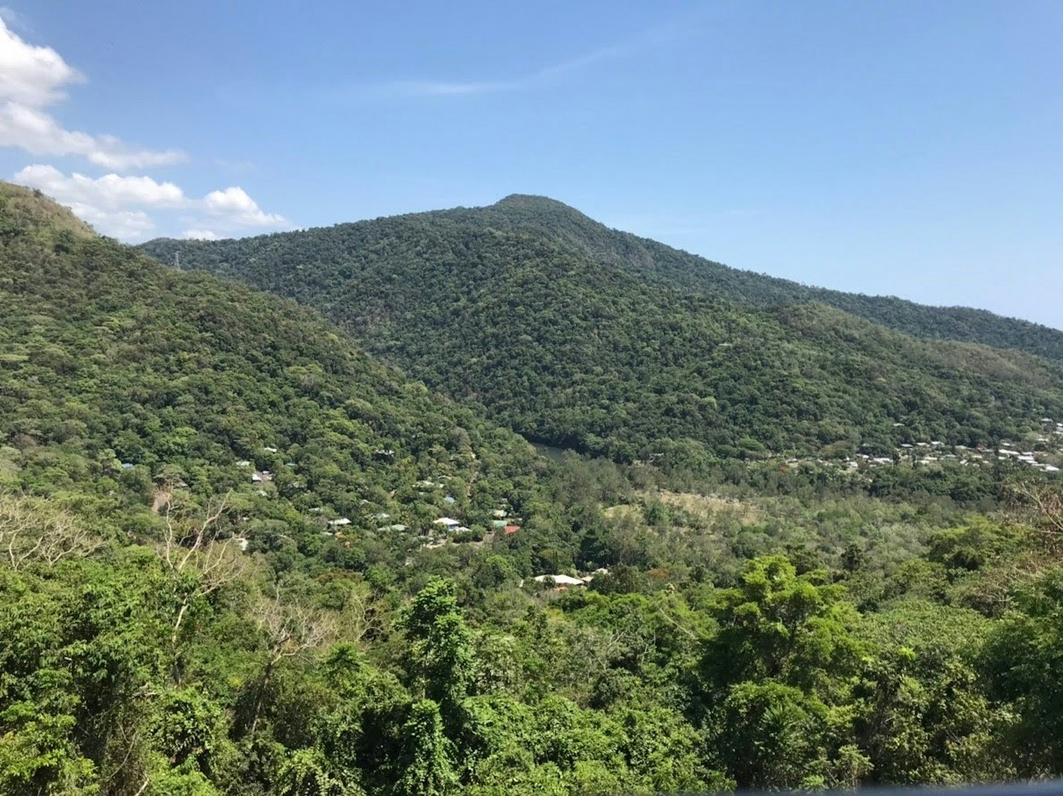 Montagnes verdoyantes sous un ciel bleu clair