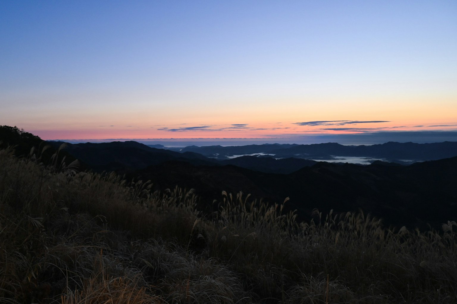 Berglandschaft bei Dämmerung mit weitem See