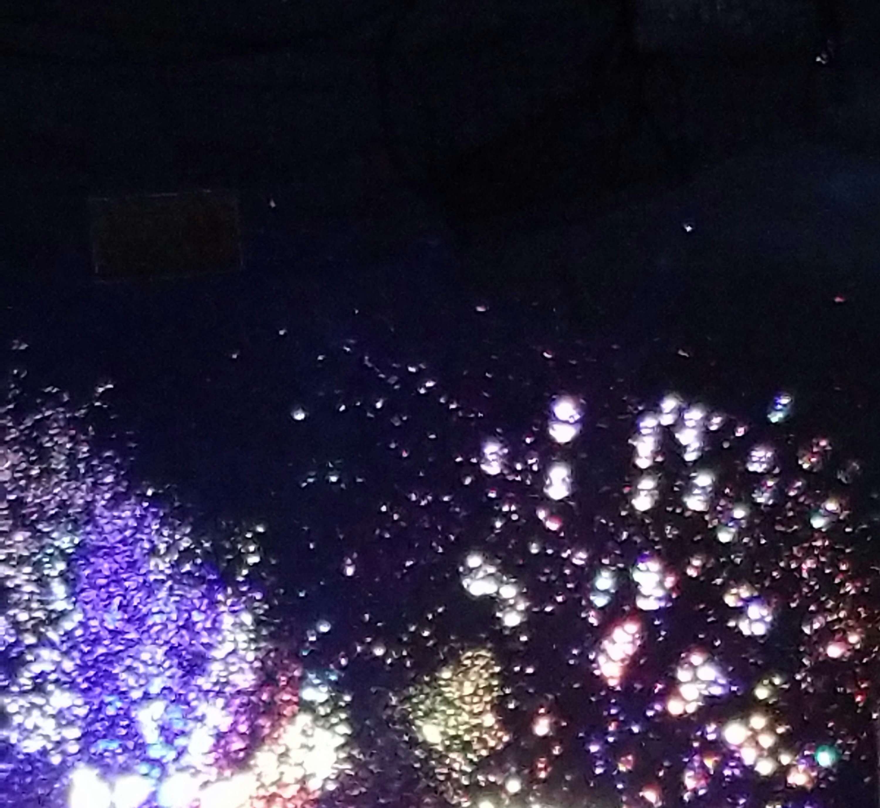 夜空に広がる光の粒（シャボン玉）
