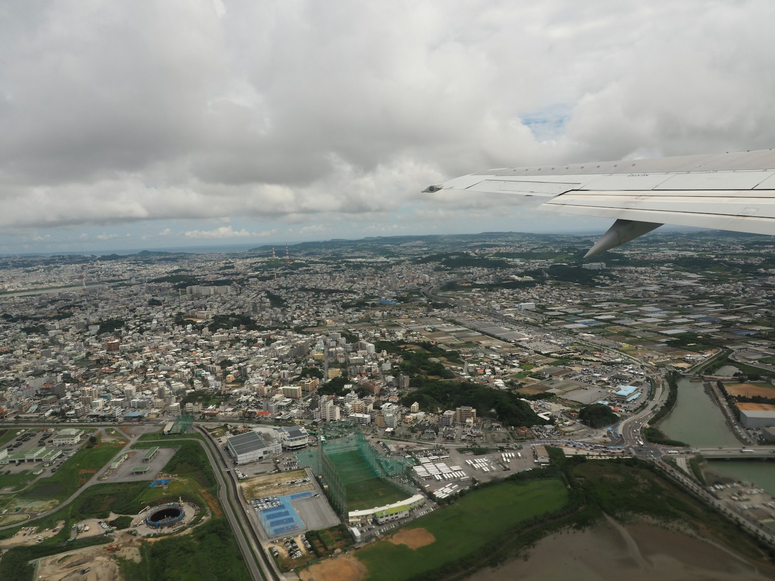 Vista aérea de un paisaje urbano con nubes durante el vuelo