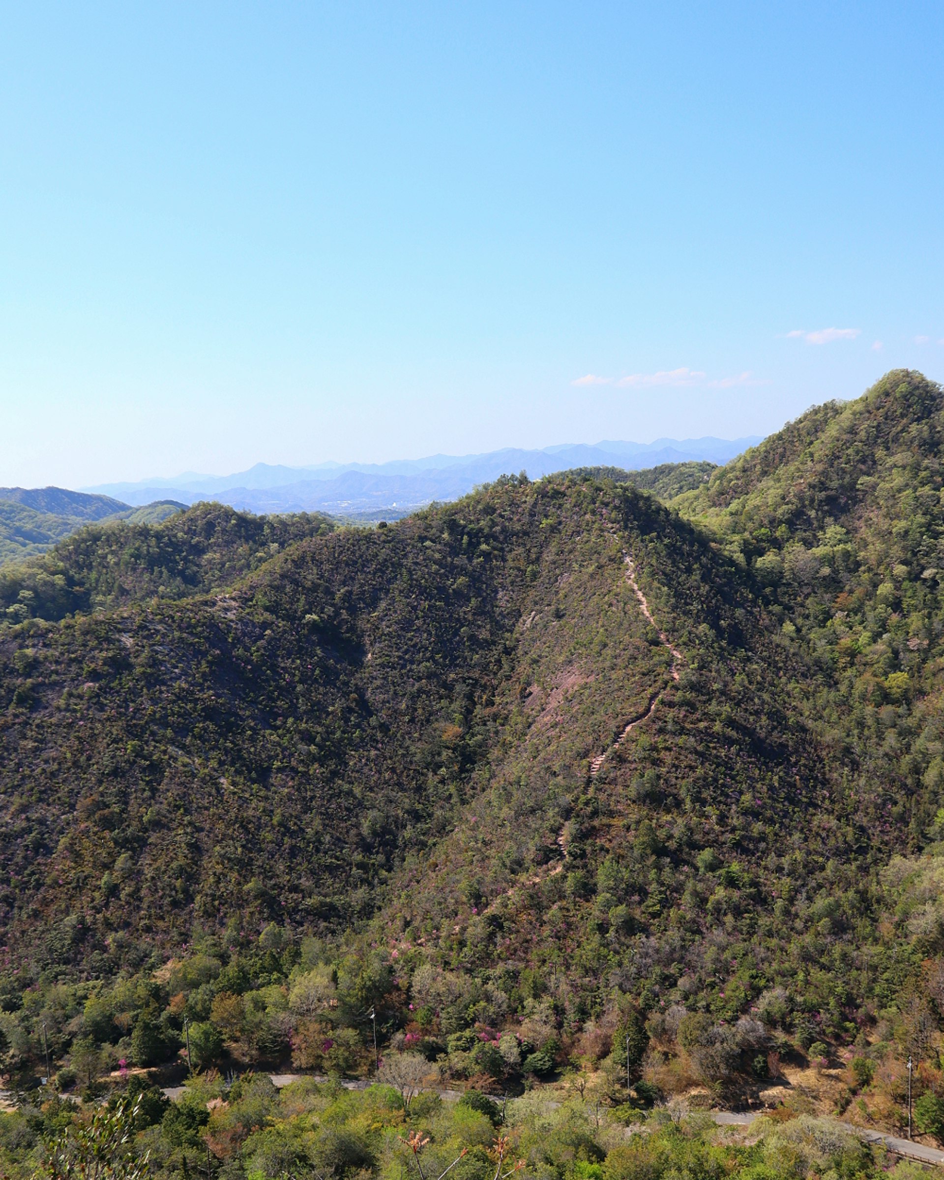 兵庫県加西市の善防山を望む稜線の山並み