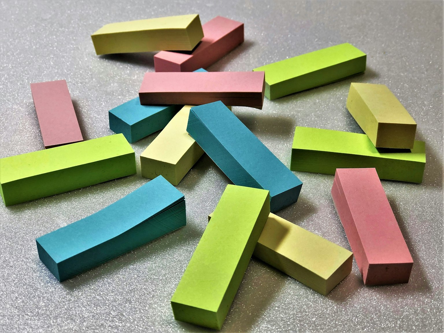 Notas adhesivas rectangulares coloridas esparcidas sobre una superficie