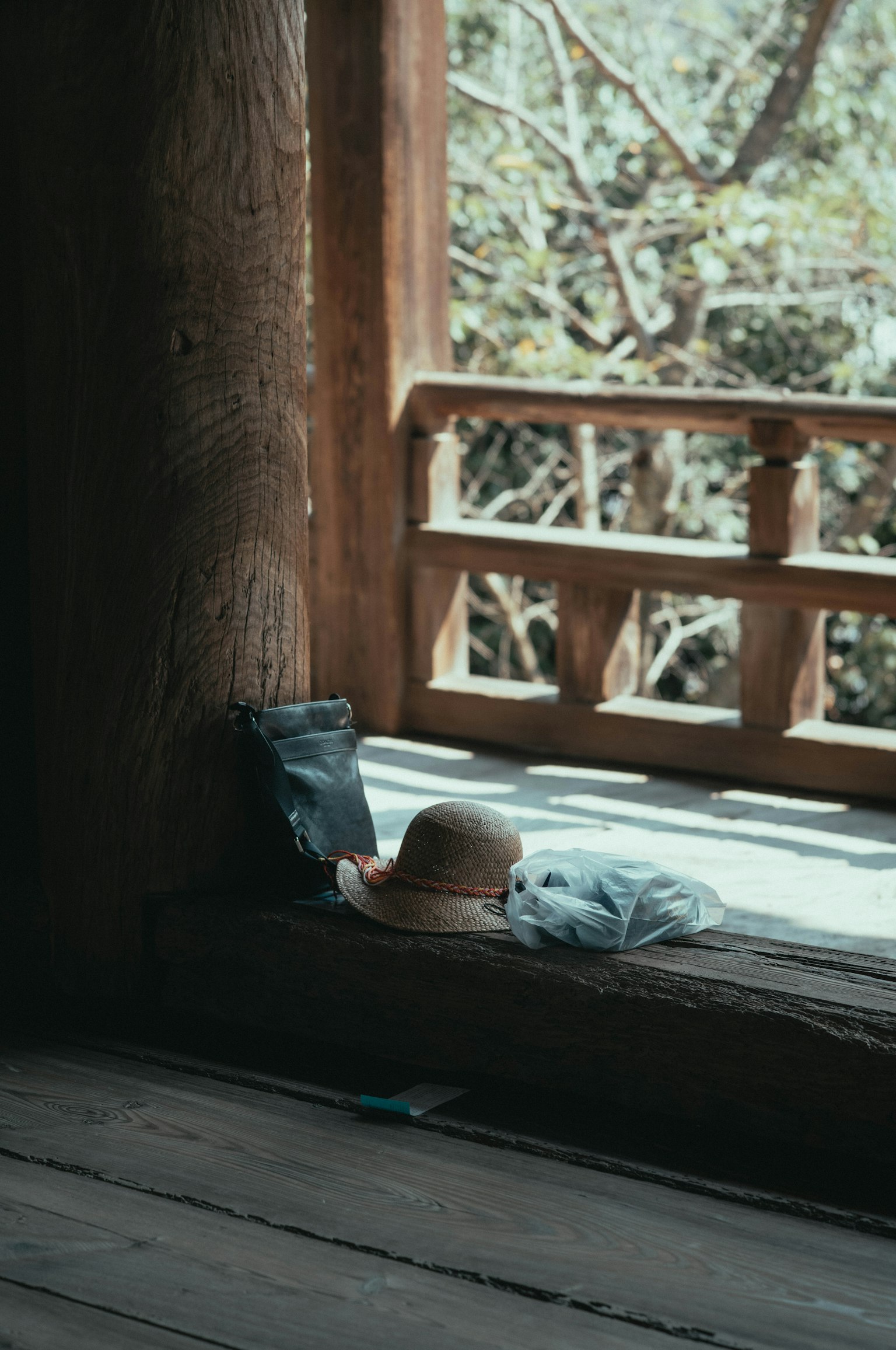 Una vista serena di un cappello e un asciugamano posati vicino alla finestra