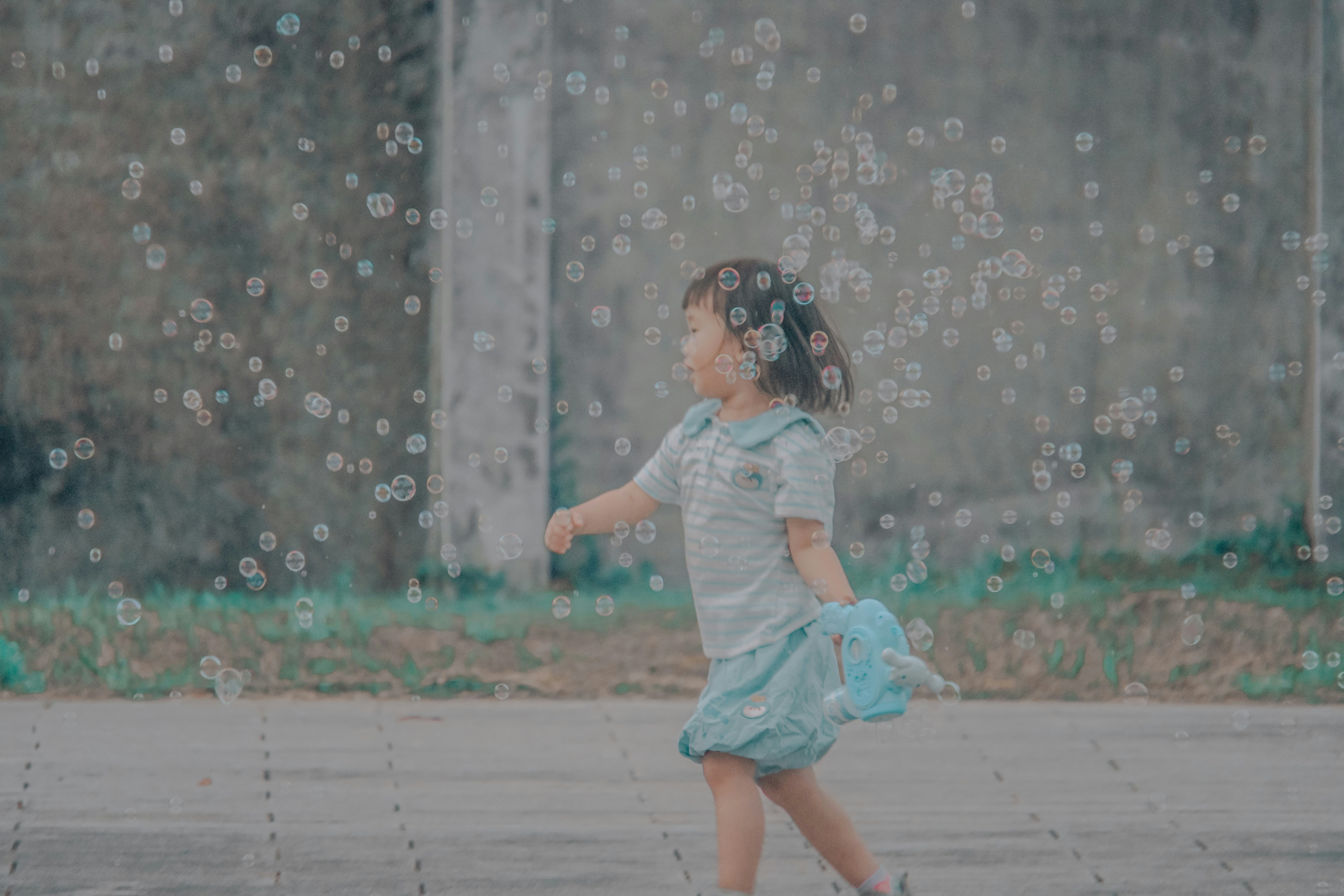 雨中行走的孩子