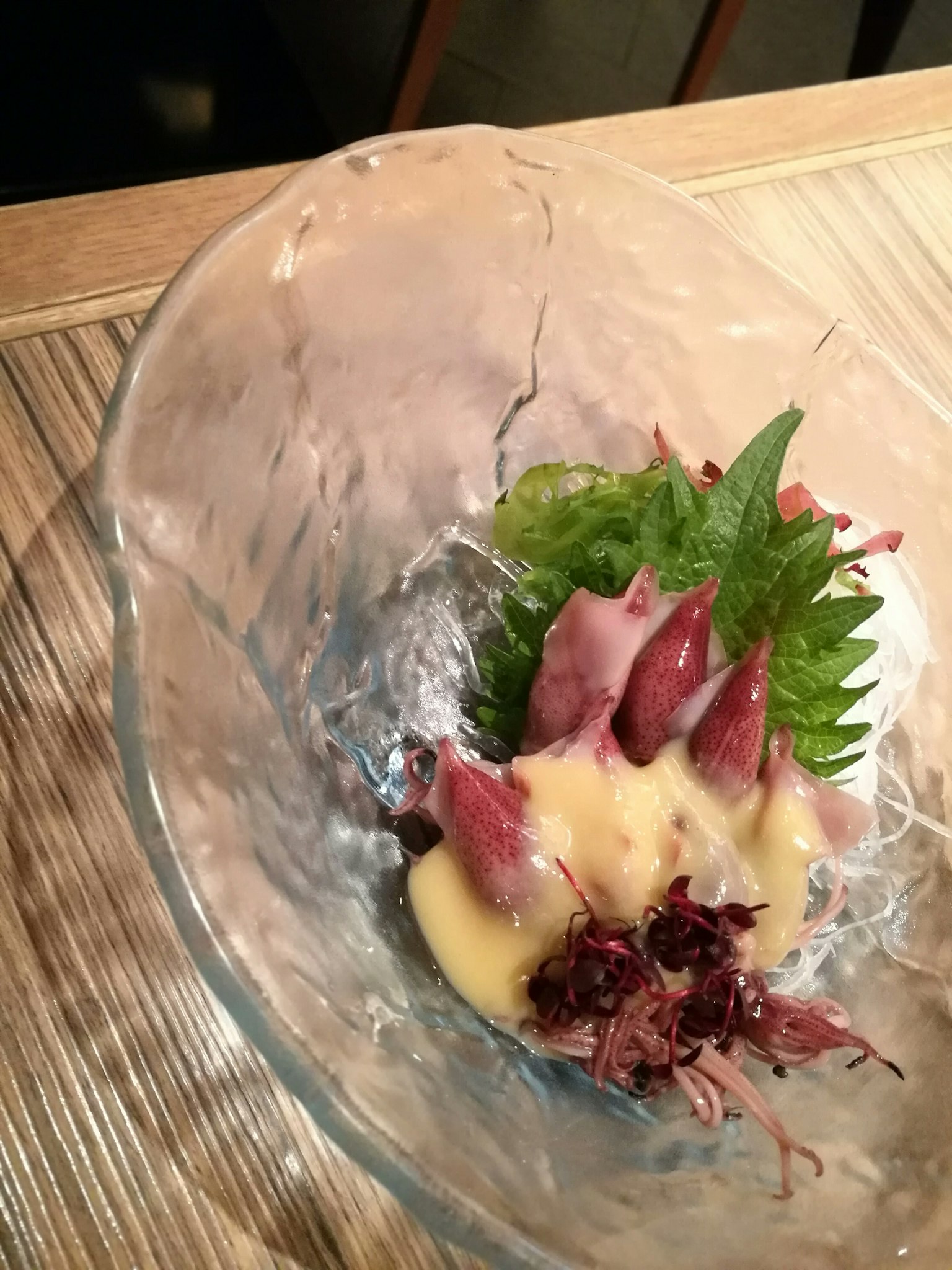 Sashimi hermoso presentado en un tazón de hielo
