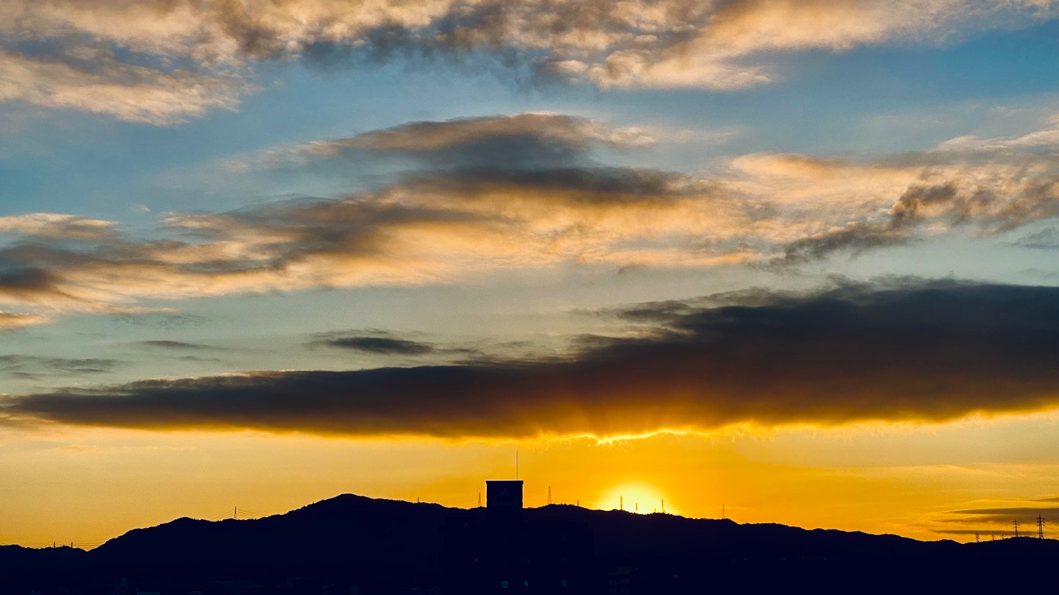 Silhouette delle montagne al tramonto con nuvole vibranti