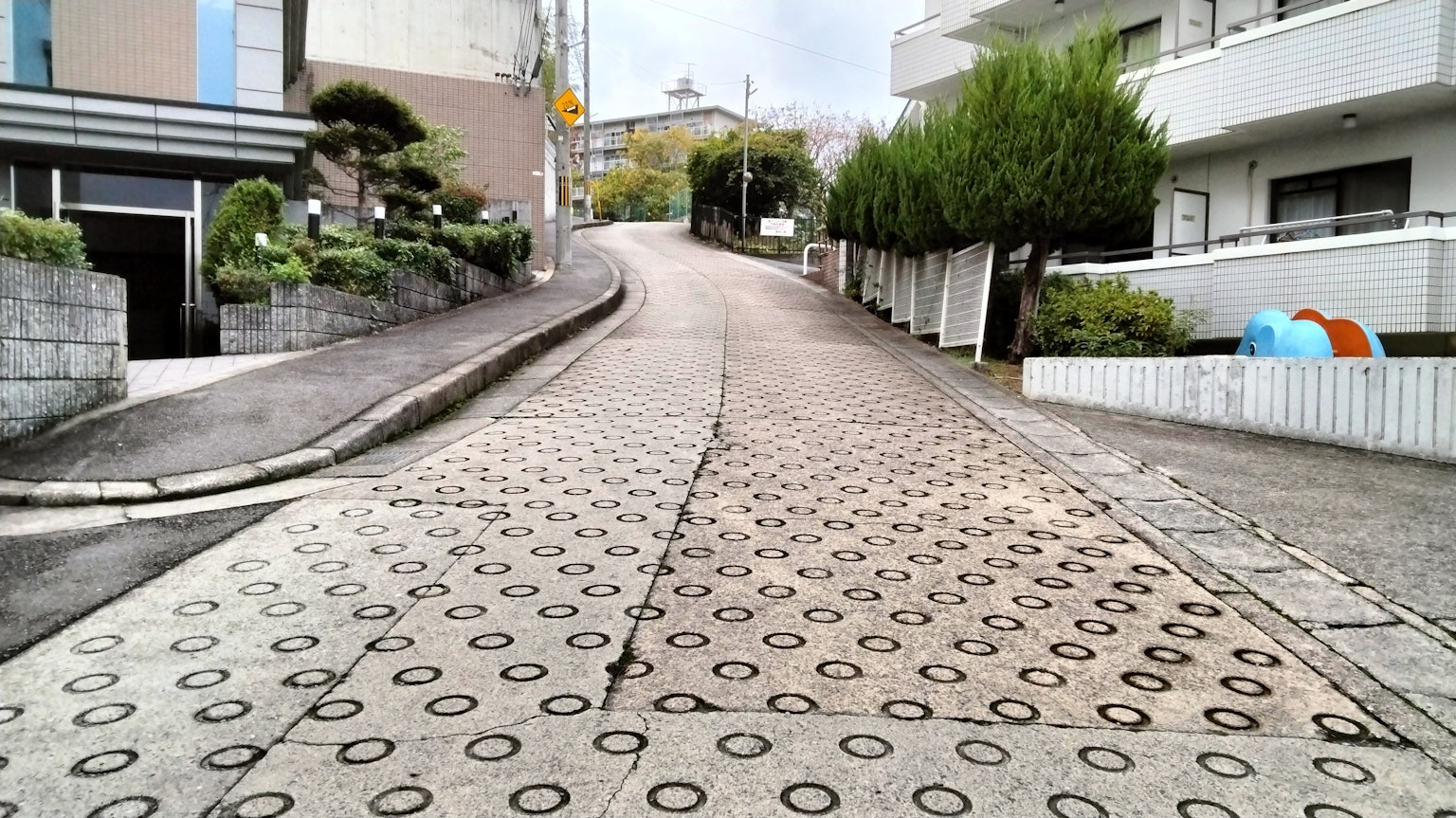Route inclinée avec pavage à motifs distinctifs