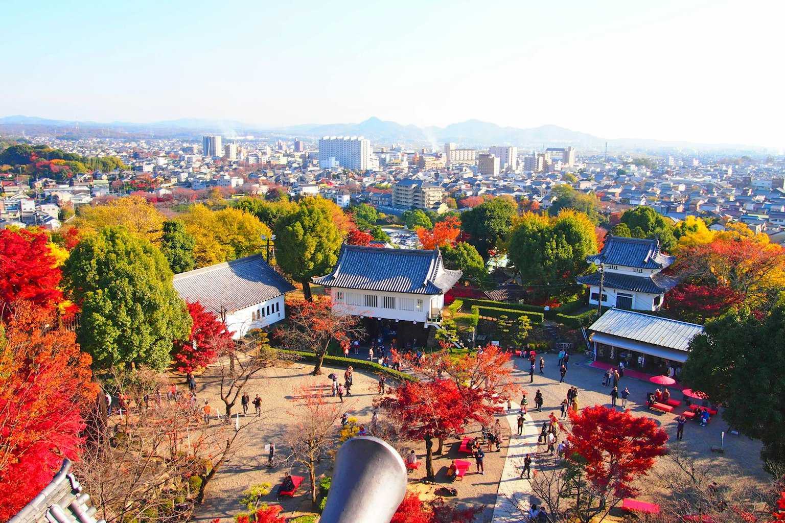 Una vista panoramica di una città circondata da un vivace fogliame autunnale e edifici tradizionali