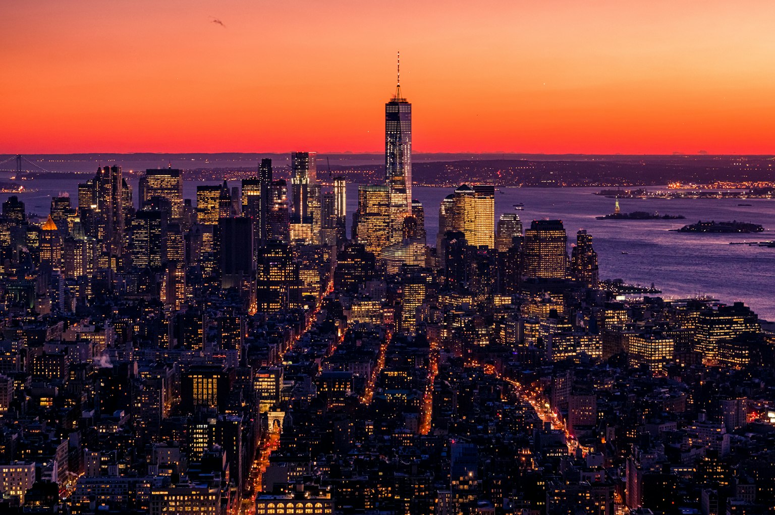 壮观的纽约市日落全景与摩天大楼
