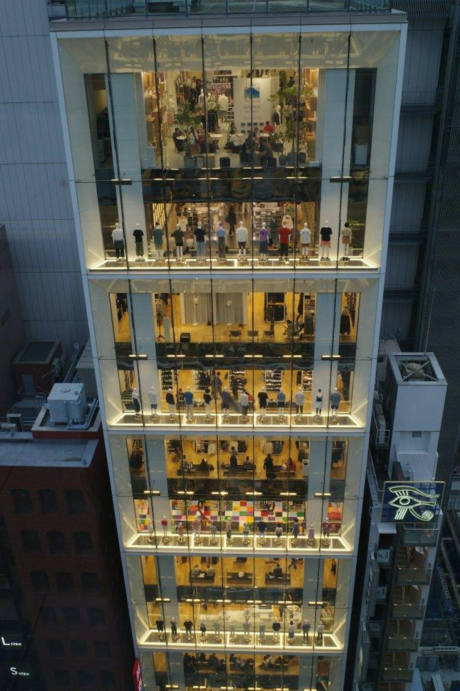 Mehrstöckiges Glasgebäude, das nachts beleuchtet ist