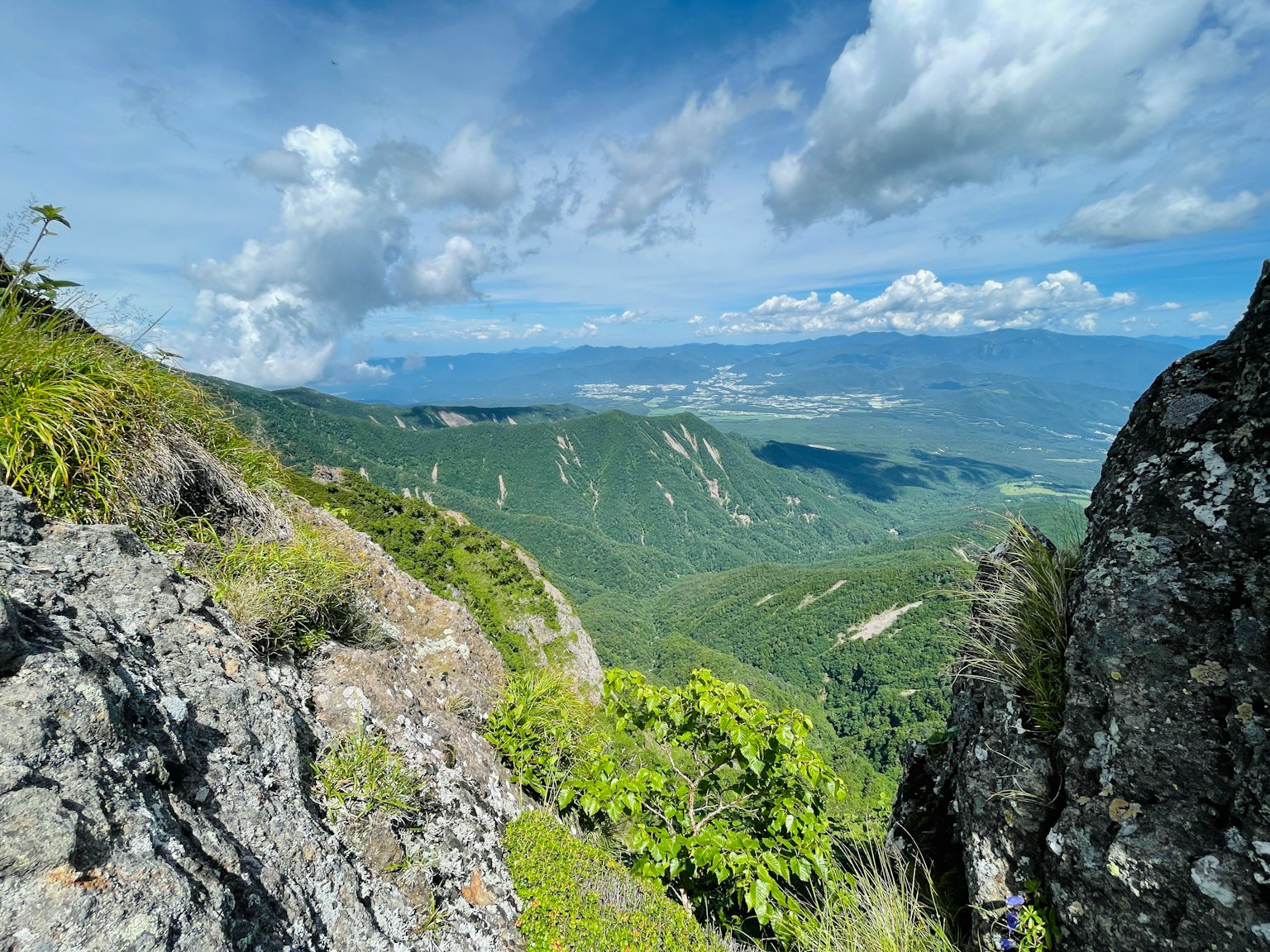 Vista panorámica de montañas verdes y cielo azul