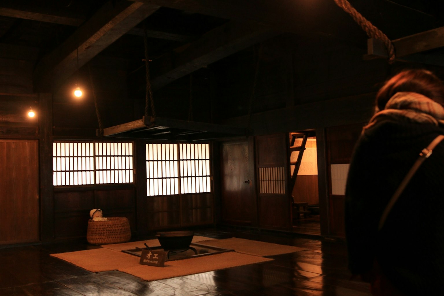 Nội thất truyền thống Nhật Bản với ánh sáng ấm thảm tatami và irori