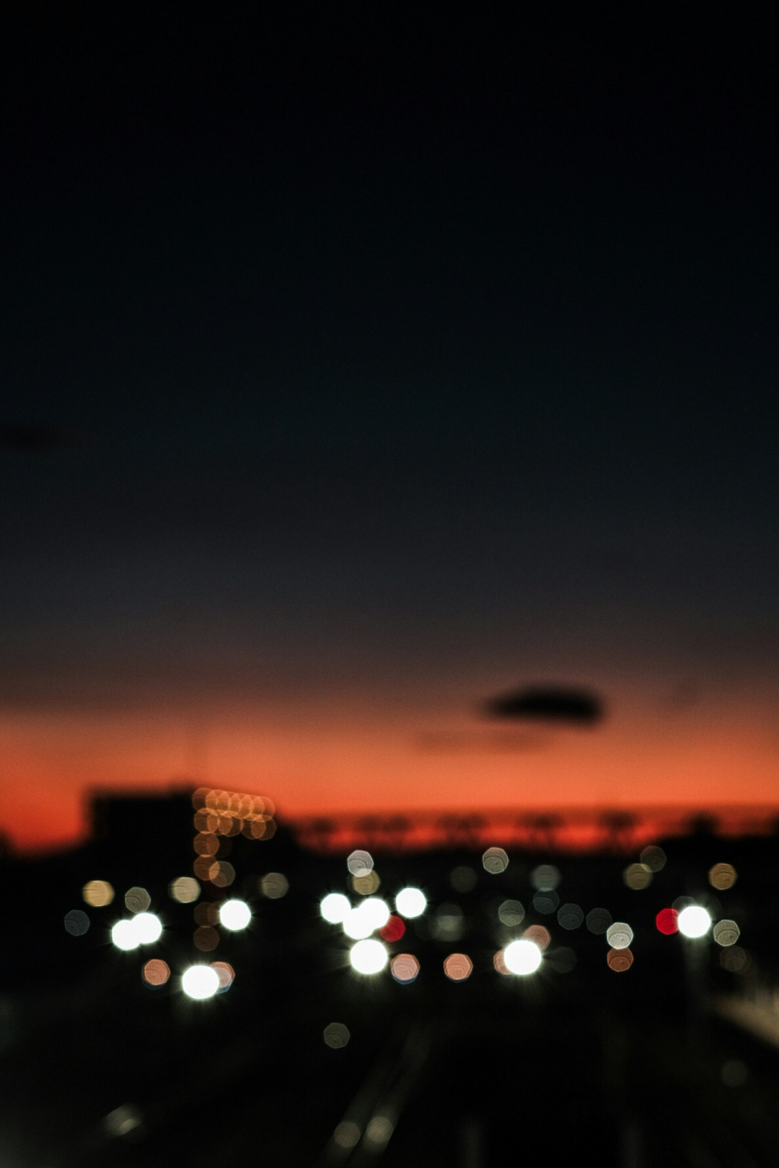 模糊的夕陽天空與背景中的城市燈光
