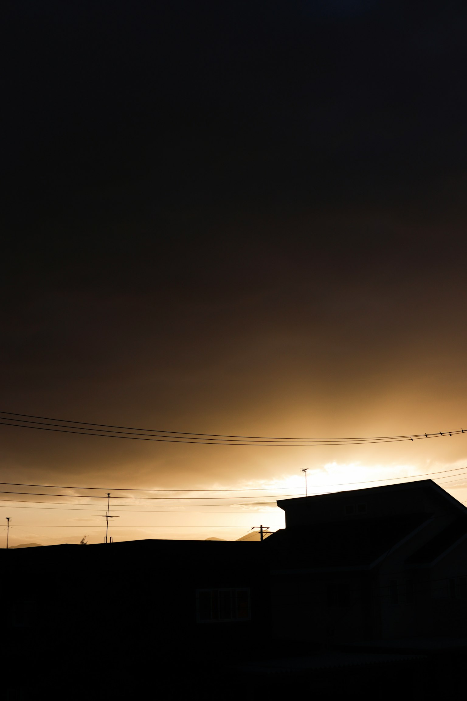 Silhouette d'une maison contre un ciel de coucher de soleil