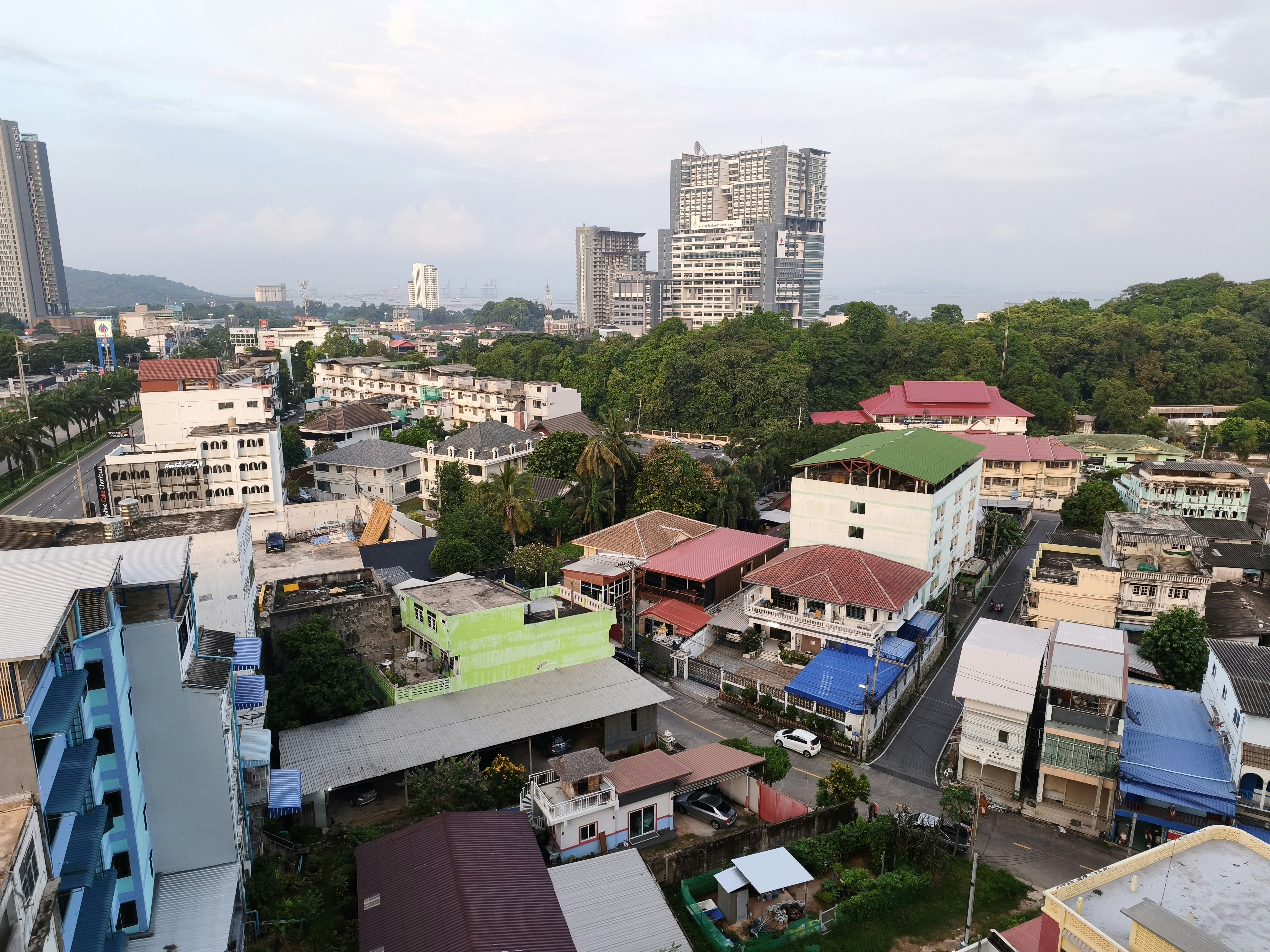 街並みを見下ろす高層ビルと住宅のある都市風景