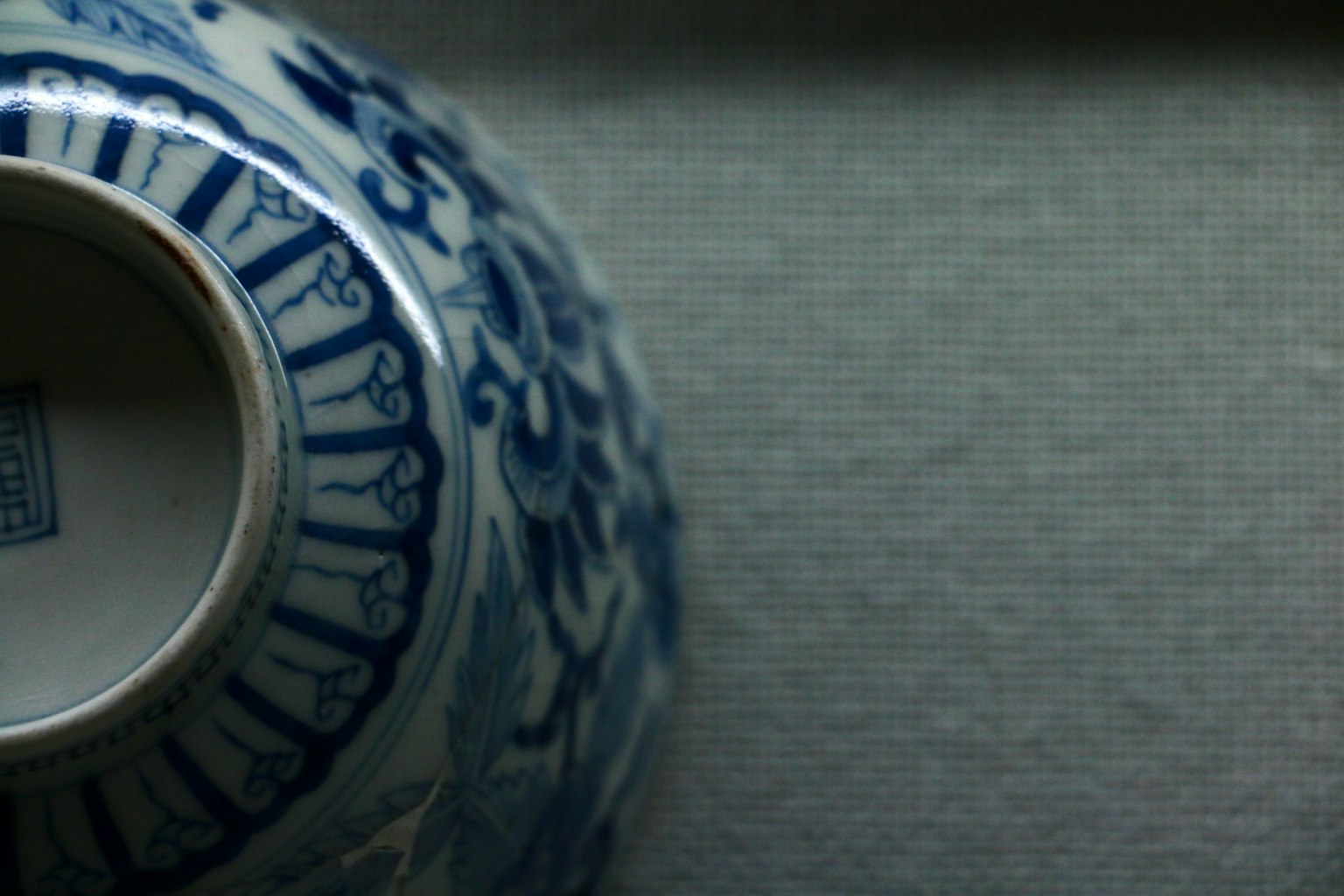 Vue du dessous d'un bol en céramique décoré en bleu