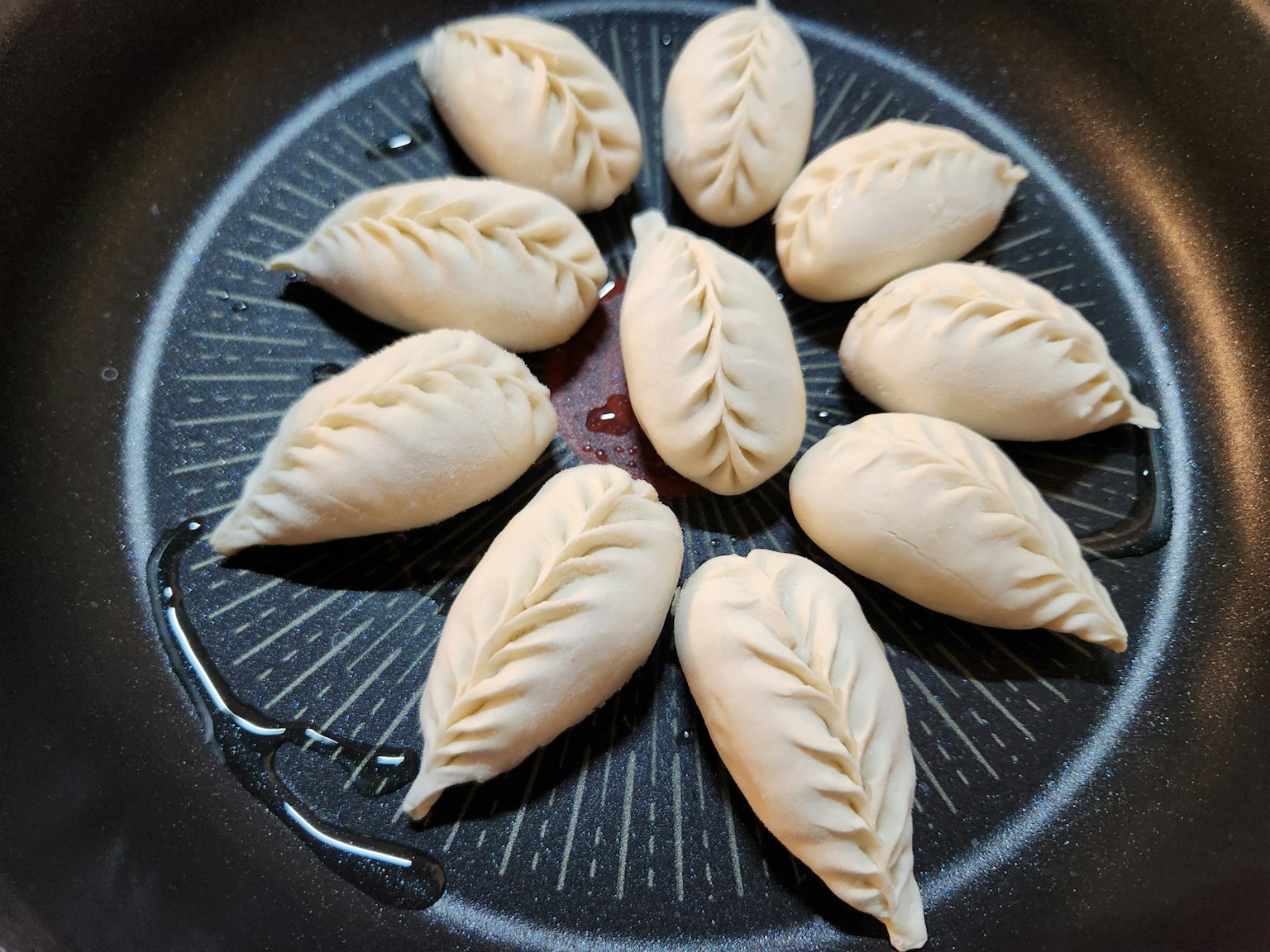 Adonan dumpling tersusun rapi di wajan