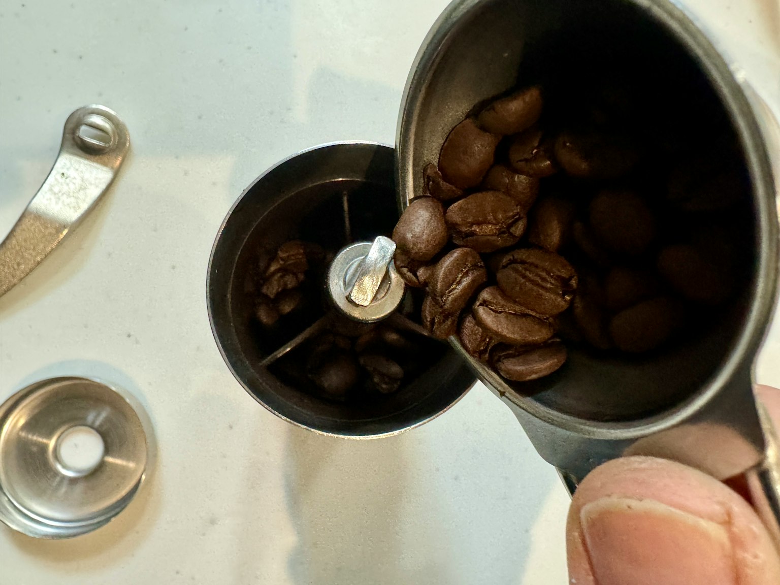將咖啡豆倒入磨豆機中