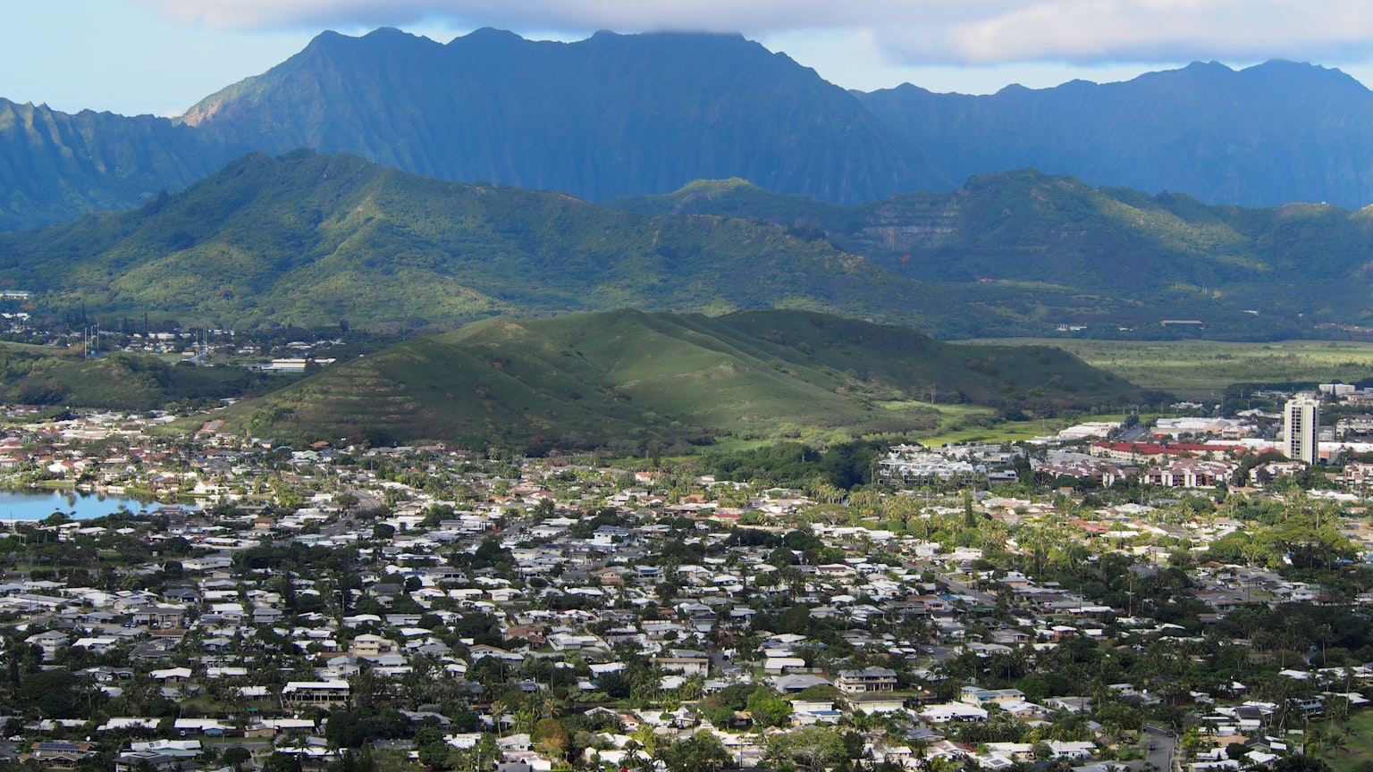 Montagnes verdoyantes et zones résidentielles montrant la beauté naturelle d'Hawaï