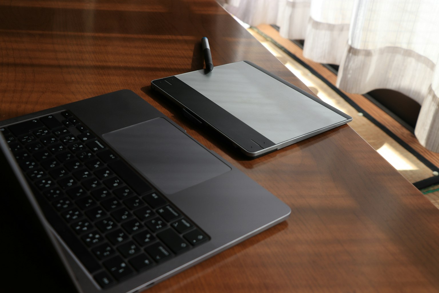 Laptop e tavoletta grafica su un tavolo di legno