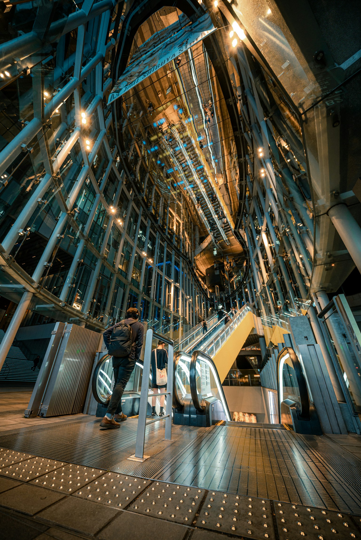 Interior bangunan modern dengan eskalator dan struktur logam