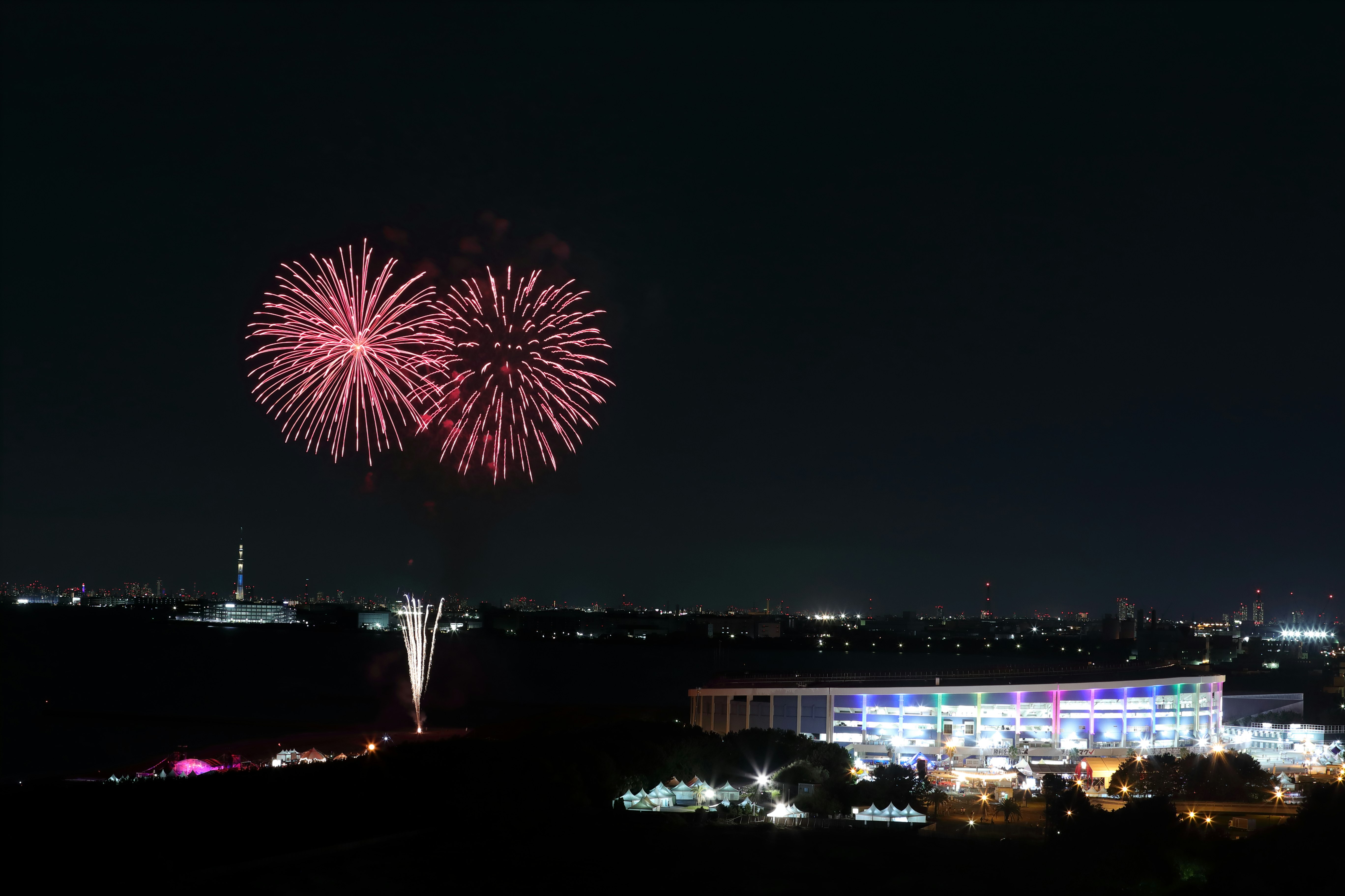 Fuegos artificiales nocturnos cerca del Marine Stadium en Kaihin-Makuhari