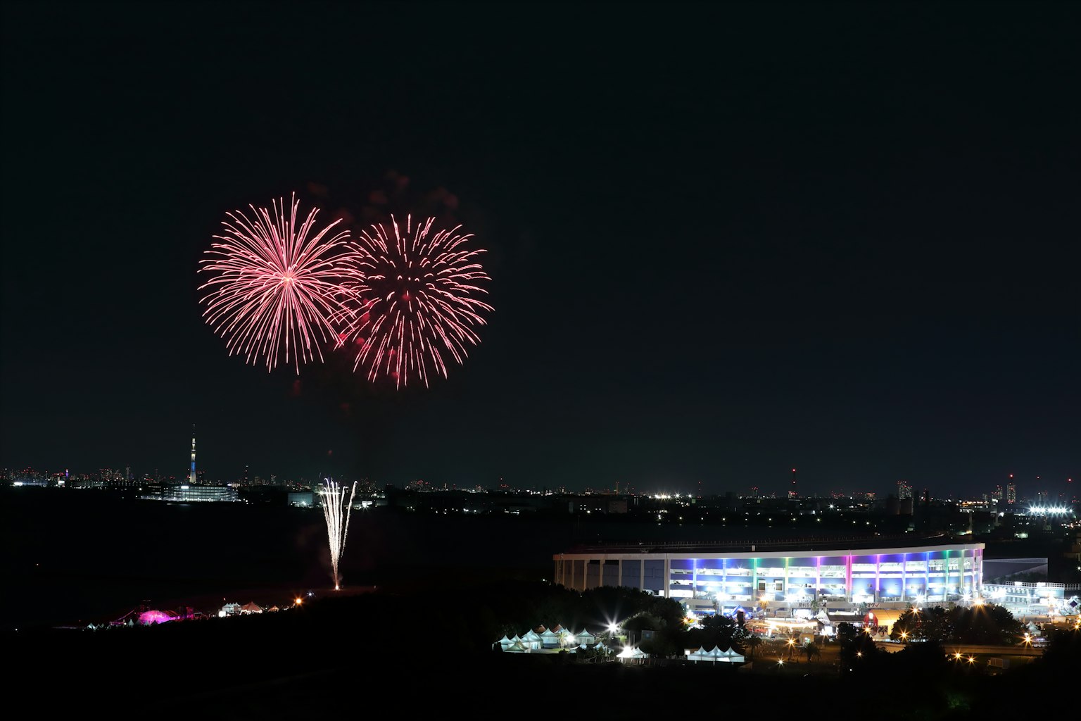 夜空中绽放的烟花，色彩斑斓