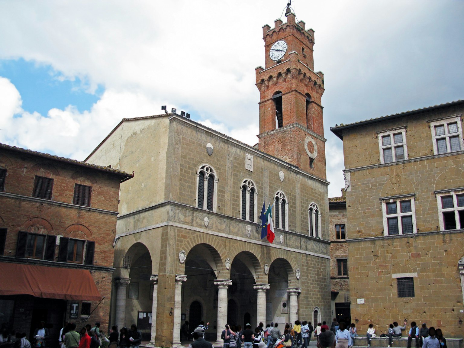 Place avec un bâtiment historique et une tour de l'horloge