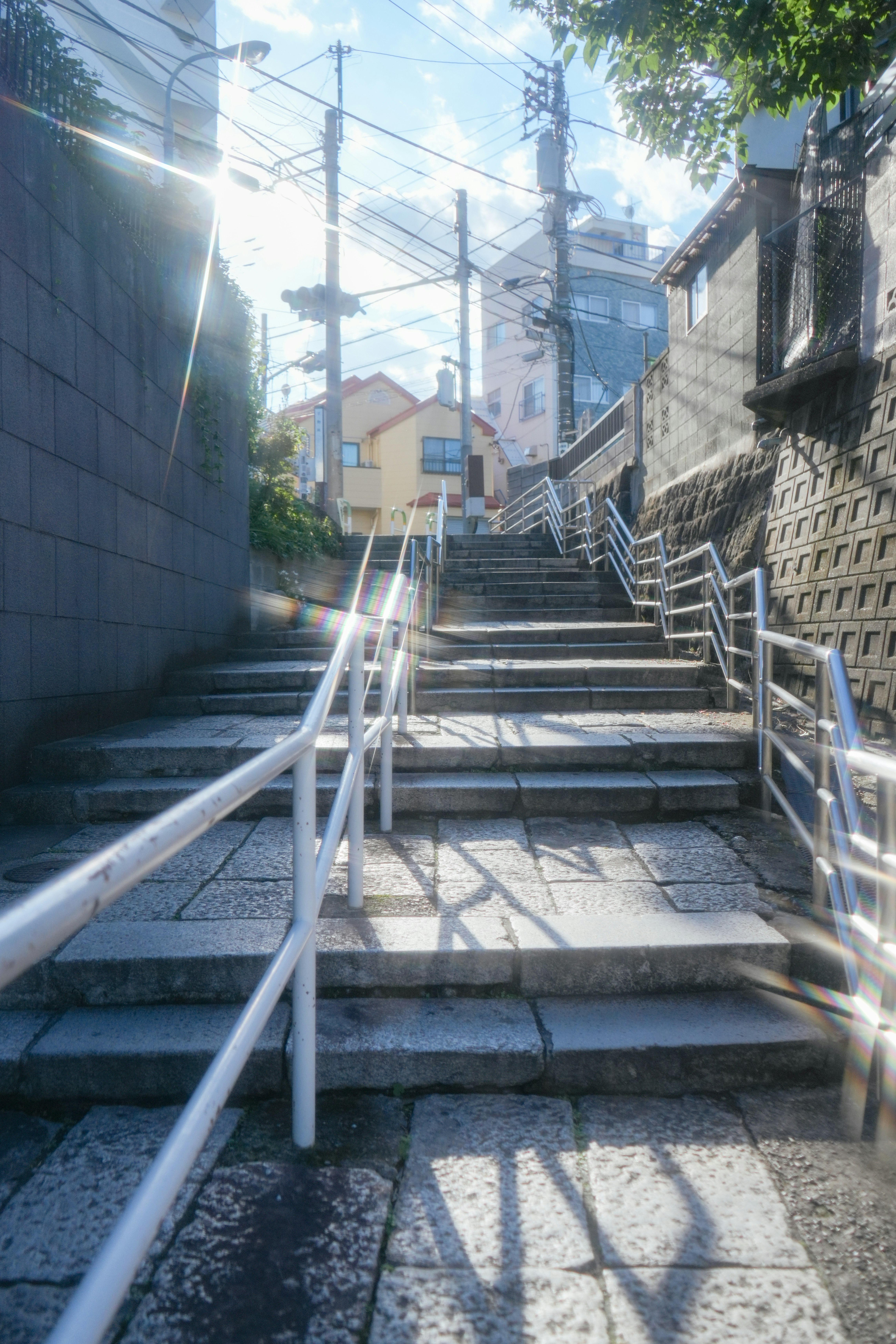路地の階段と手すりのある住宅街の坂道