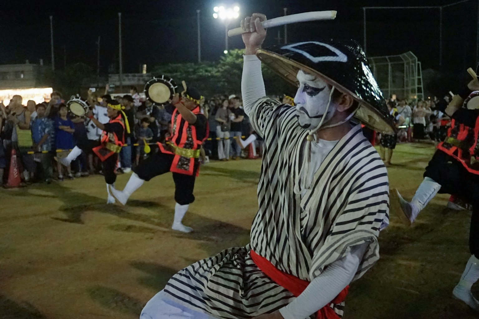 Danzatori tradizionali in abiti festivi che si esibiscono di notte