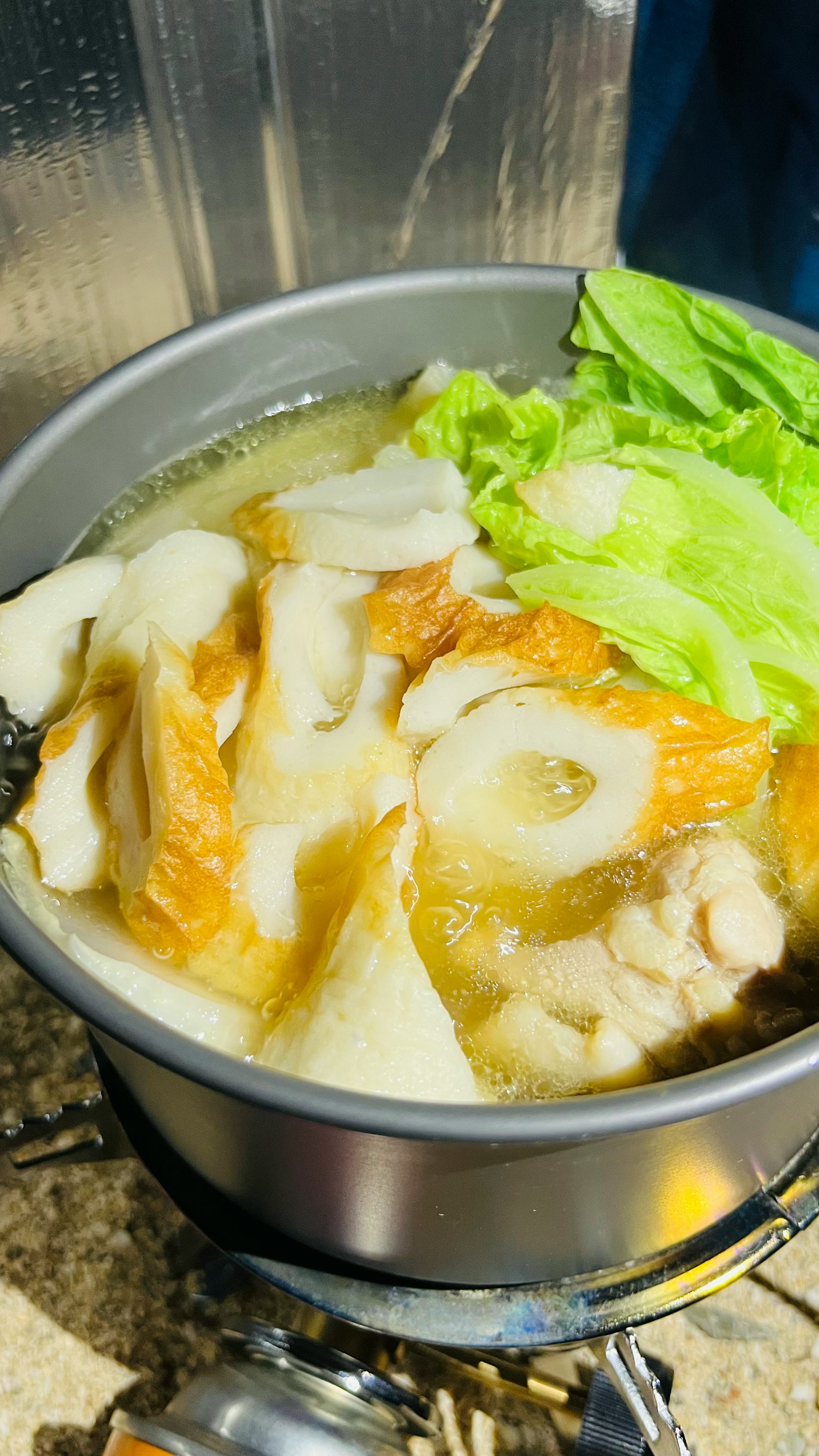 一鍋雞肉和蔬菜湯，配有生菜