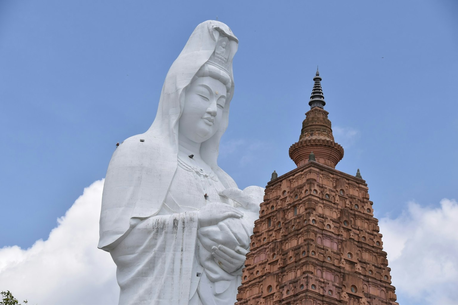 令人印象深刻的景观，白色观音像和红色寺庙