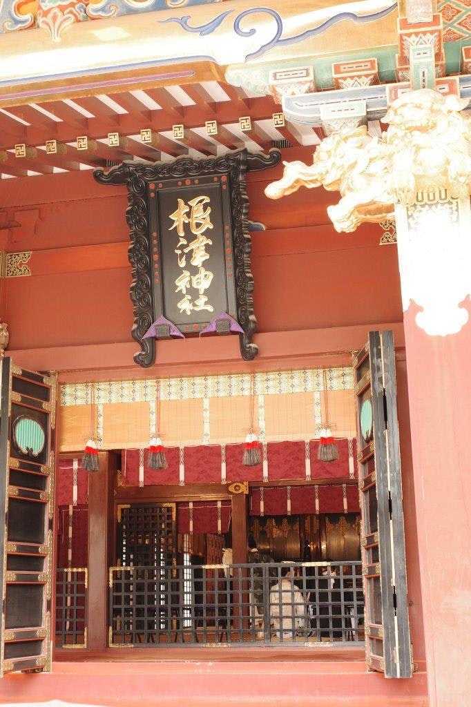 朱紅色寺廟門與格柵入口