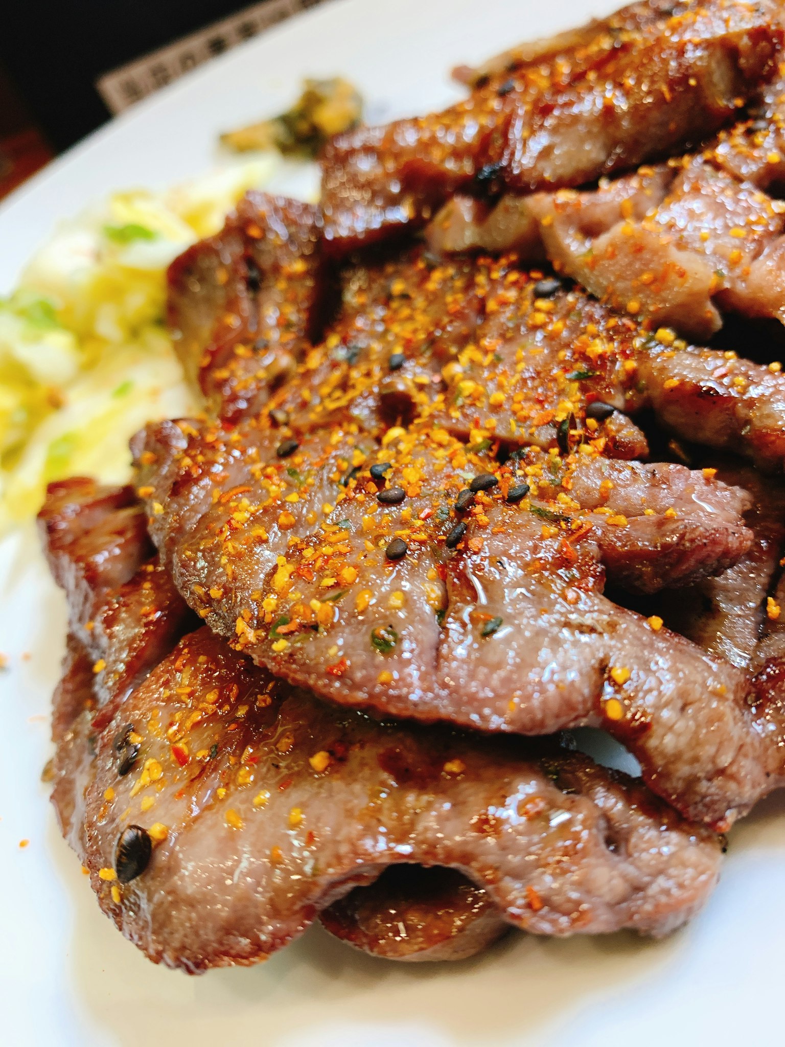 향신료가 뿌려진 구운 고기 접시