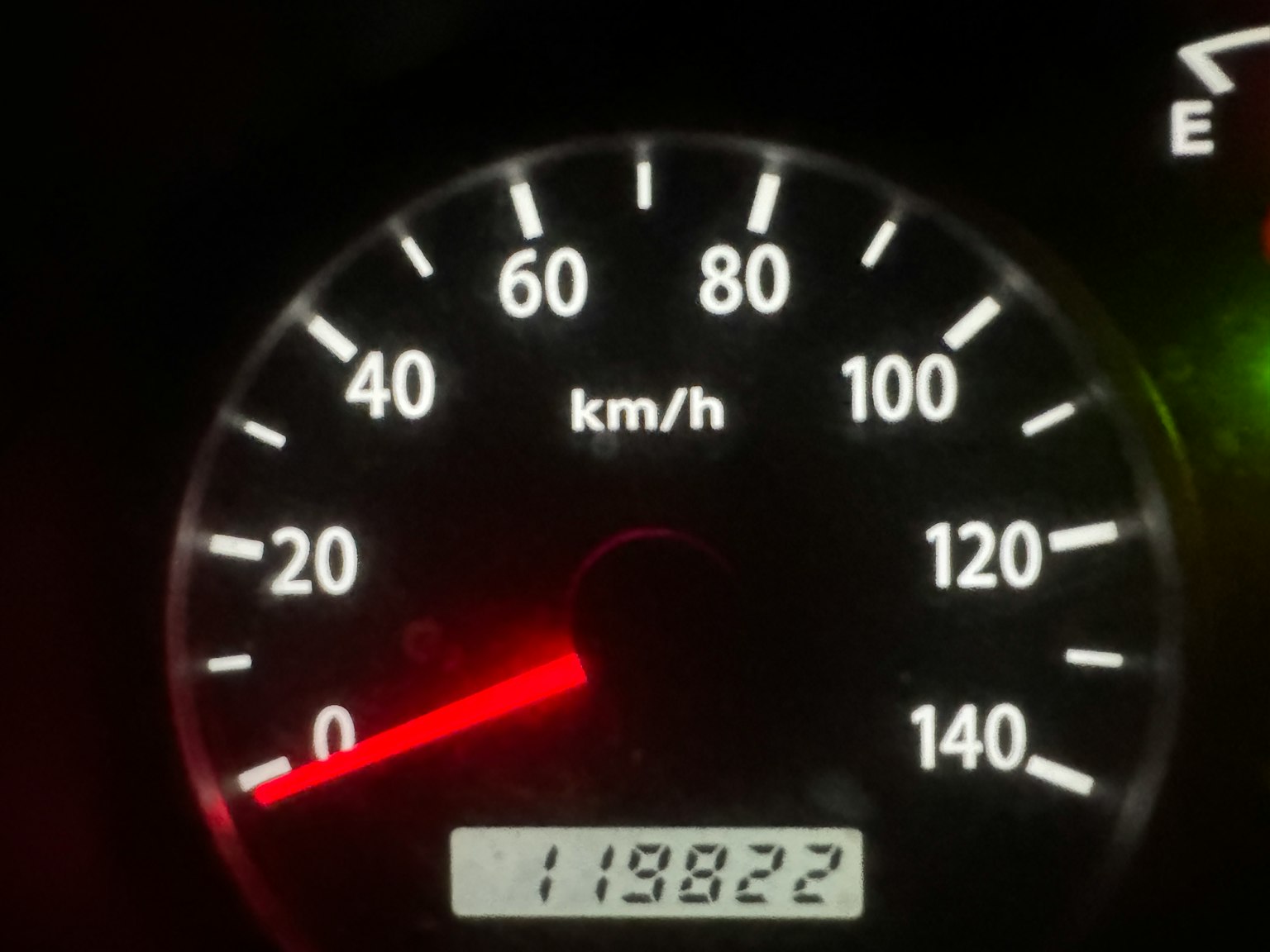 速度計顯示速度為km/h，里程表讀數為119822公里