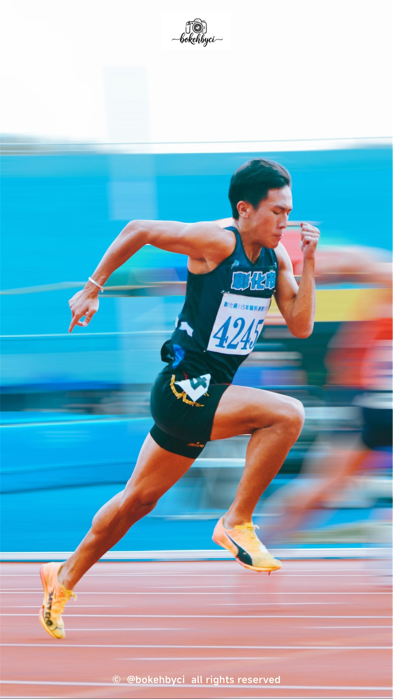 賽道上衝刺選手的追焦動感模糊
