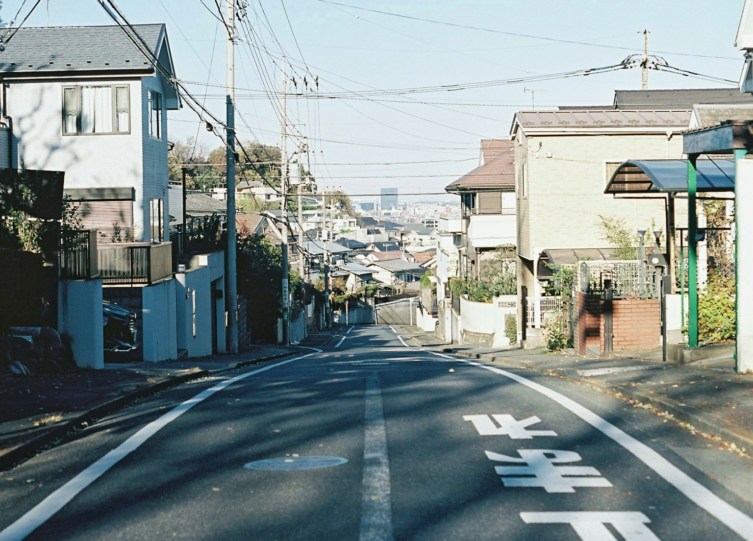 Una vista di una tranquilla strada residenziale in pendenza