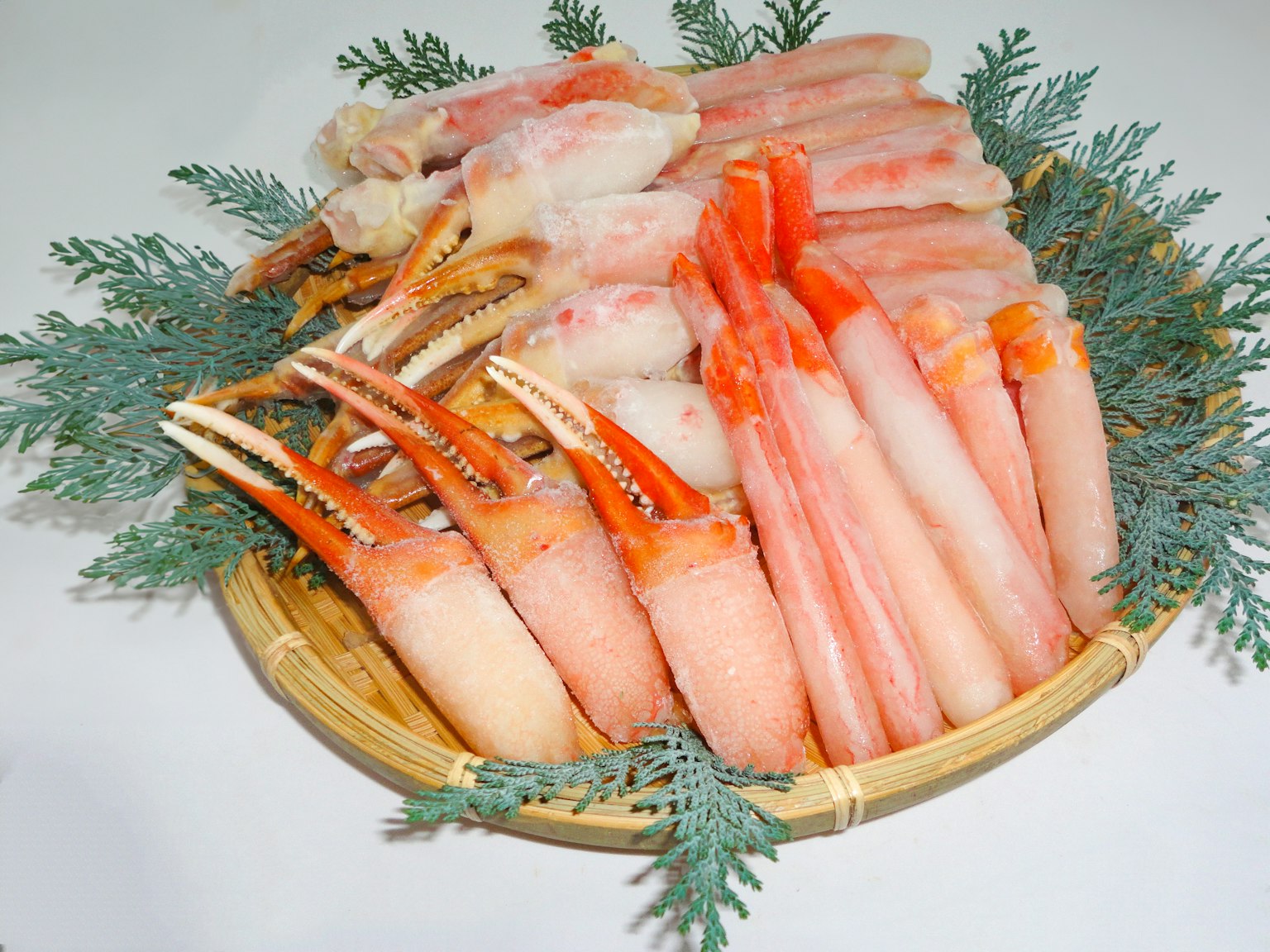 Pattes de crabe fraîches disposées dans un panier en bambou