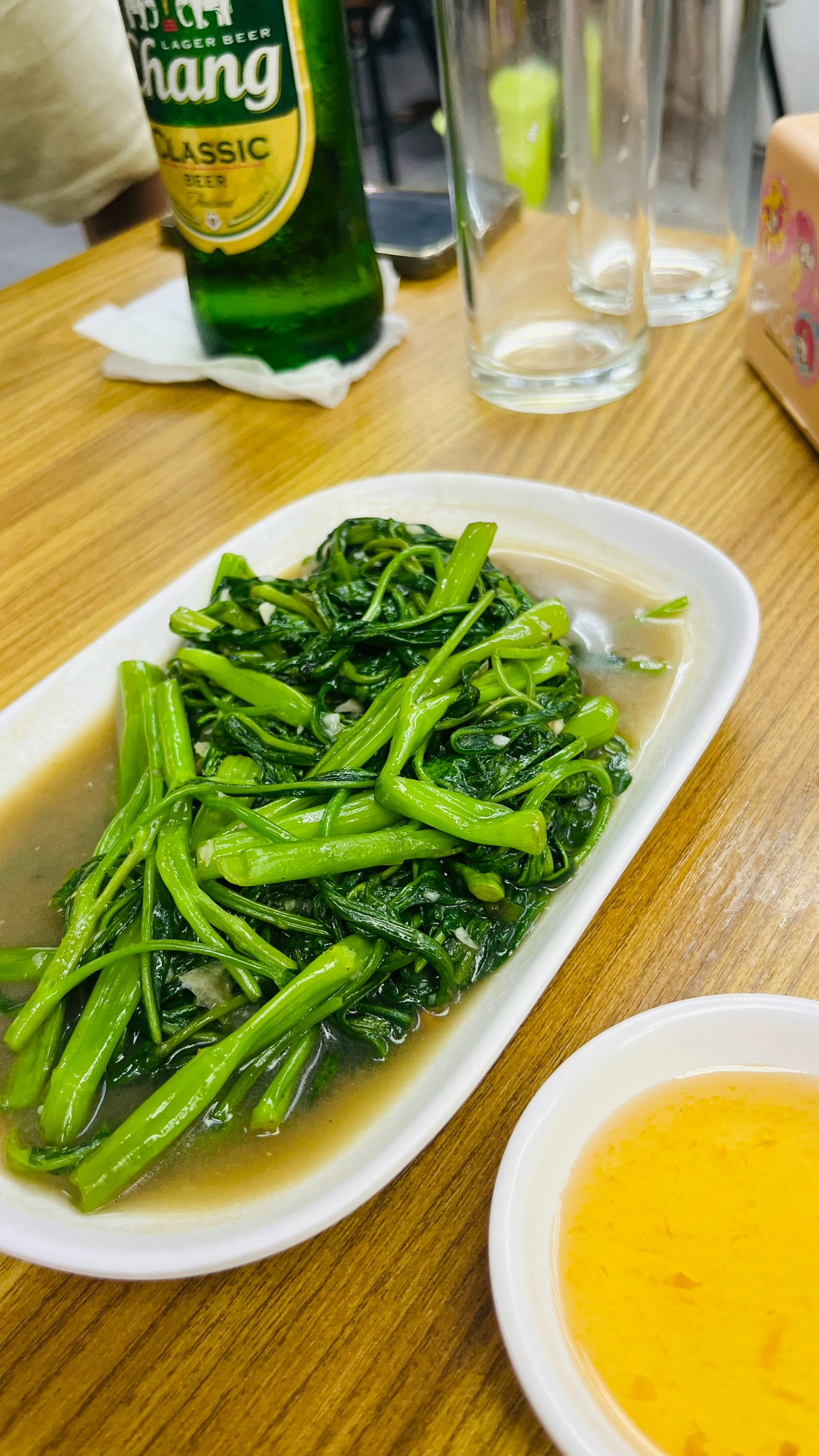盘子里的绿色蔬菜和酱汁