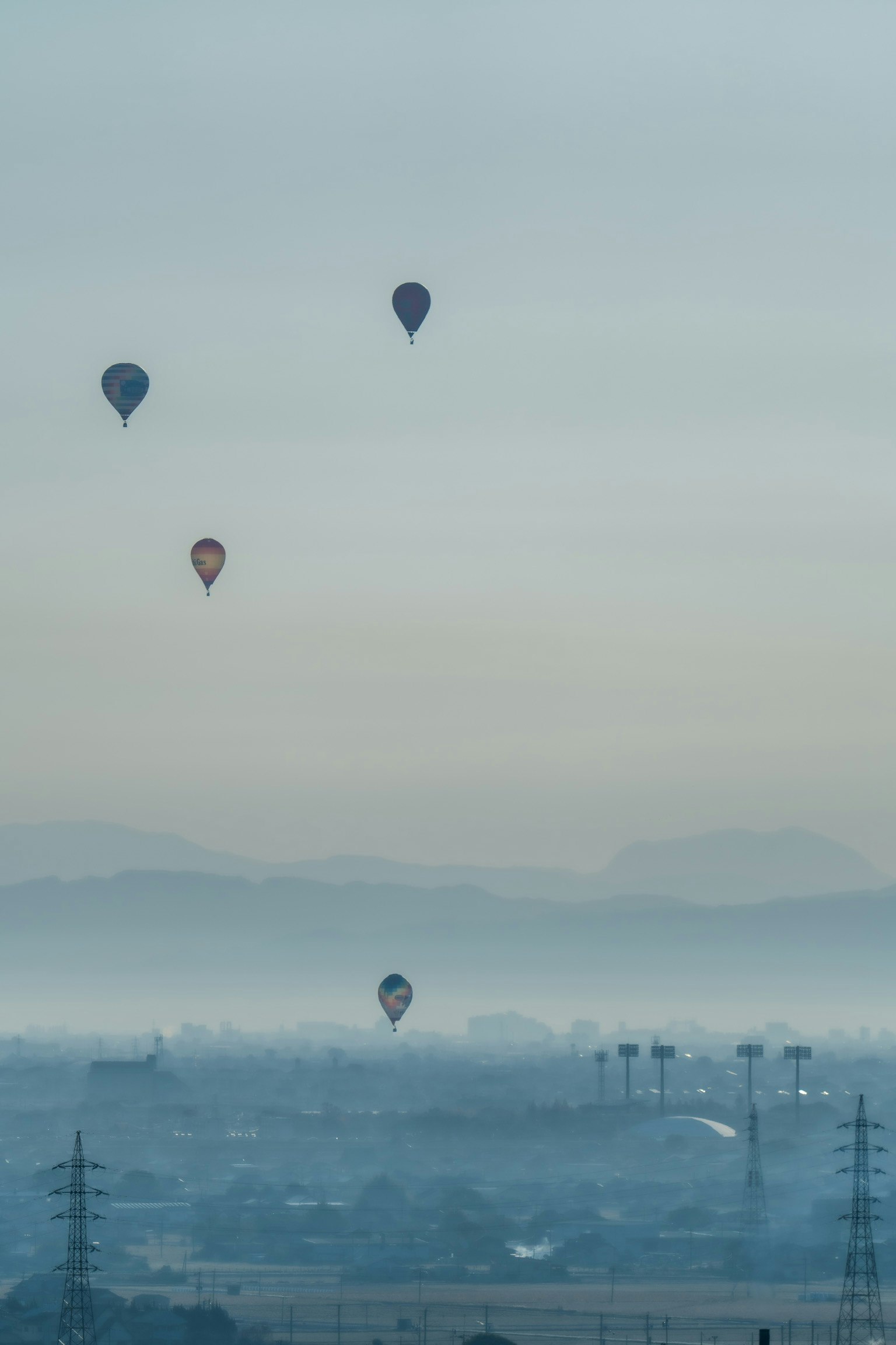 Malersiche Ansicht von Heißluftballons, die im Nebel schweben