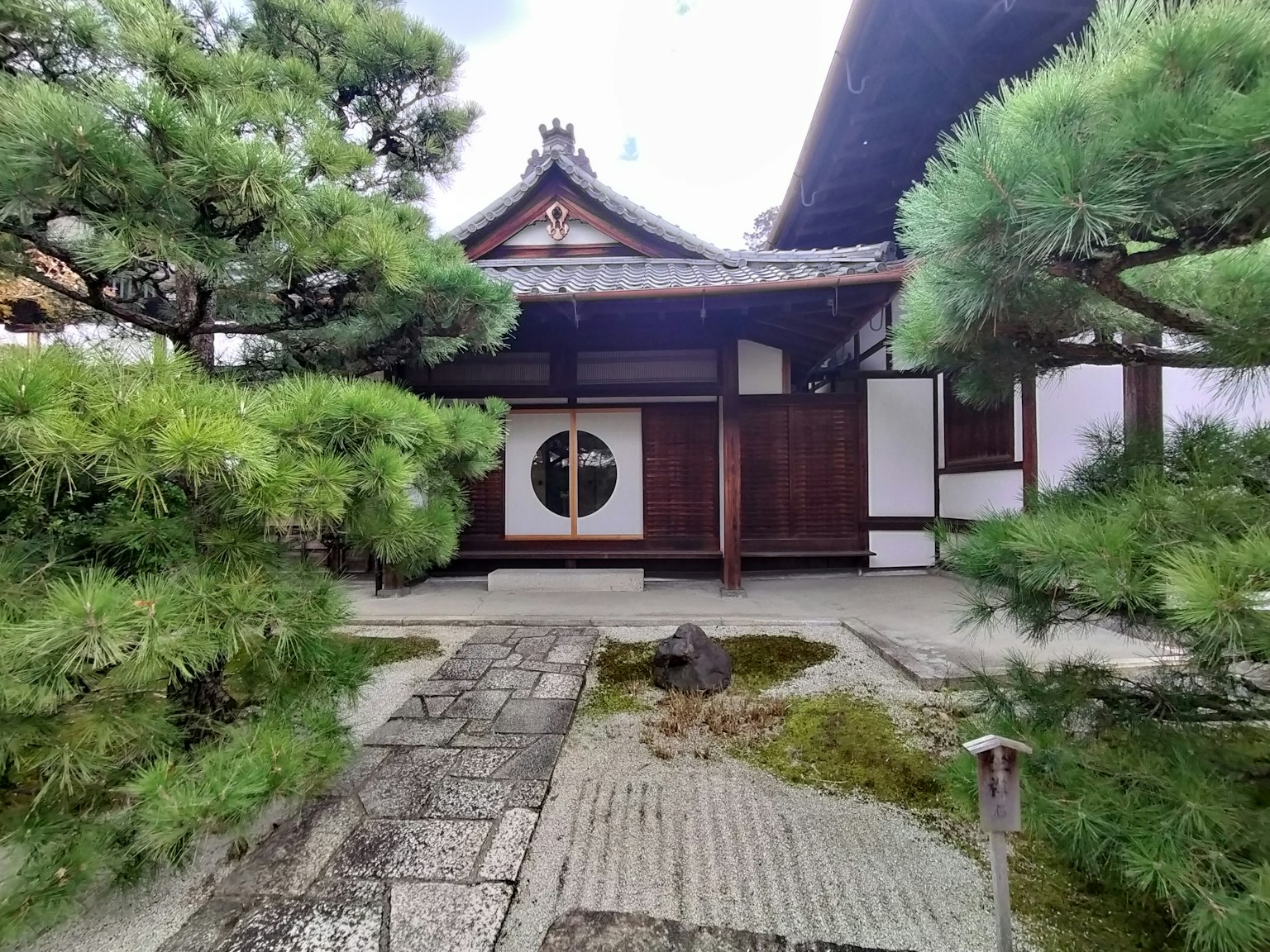 Bangunan tradisional Jepang dengan taman dan jalur batu