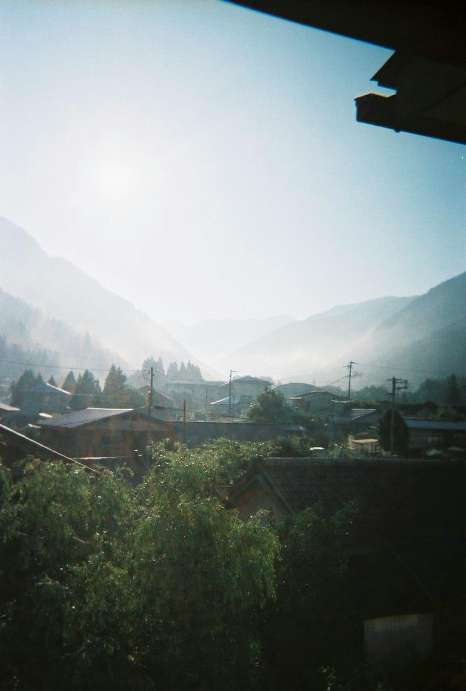 Eine Landschaft mit Nebel und Sonnenlicht zwischen Bergen