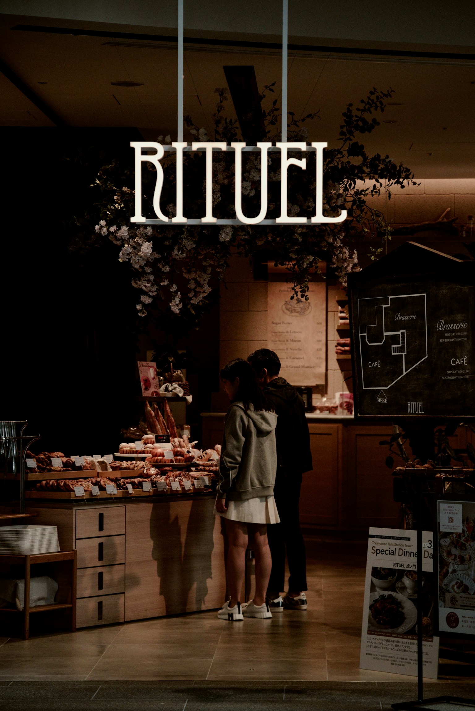 Two young people choosing products in front of a store with RITUEL sign